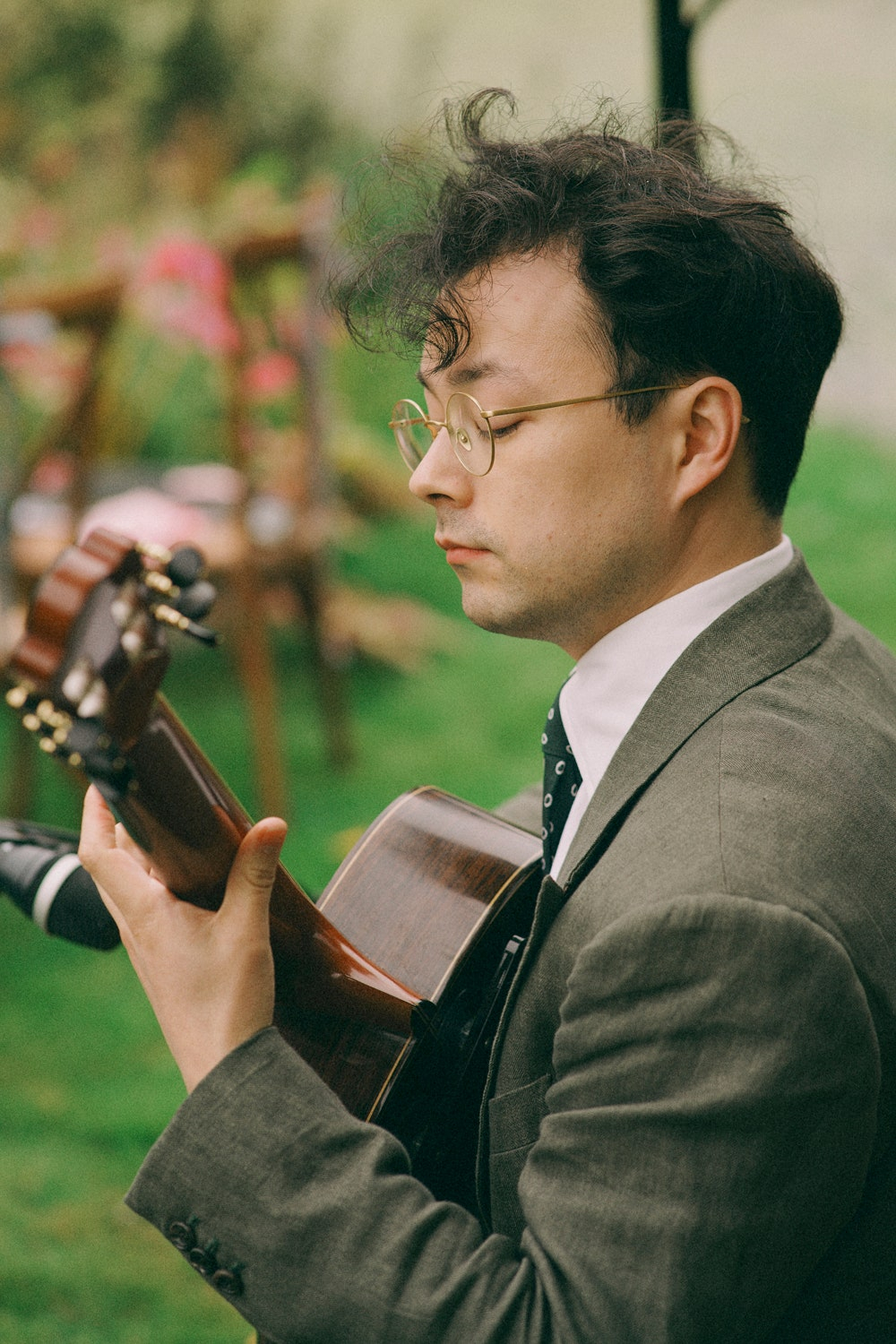 Jeden z moich najstarszych przyjaciół ze szkoły muzycznej, nominowany do nagród Grammy gitarzysta klasyczny, Sean Shibe, grający podczas mojego przejścia do ołtarza. 