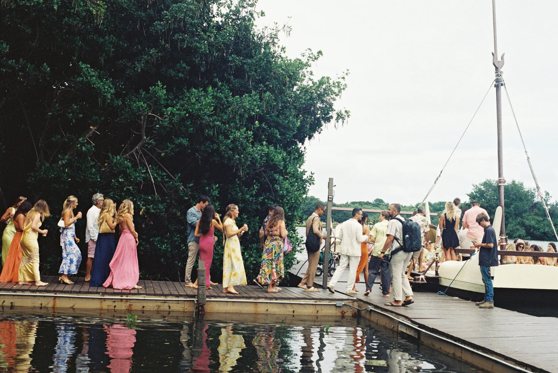 Kolorowe garden party na bosaka. Myślę, że wszyscy idealnie wpisali się w ten motyw przewodni. Po prostu świetnie się bawiliśmy i byliśmy szczęśliwi. 