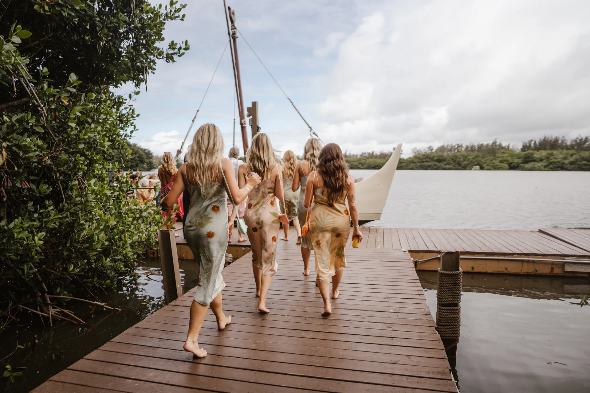 Wszyscy popłynęli łodziami na Secret Island przede mną i moimi rodzicami, tak byśmy nie widzieli się z Travisem aż do ceremonii. 