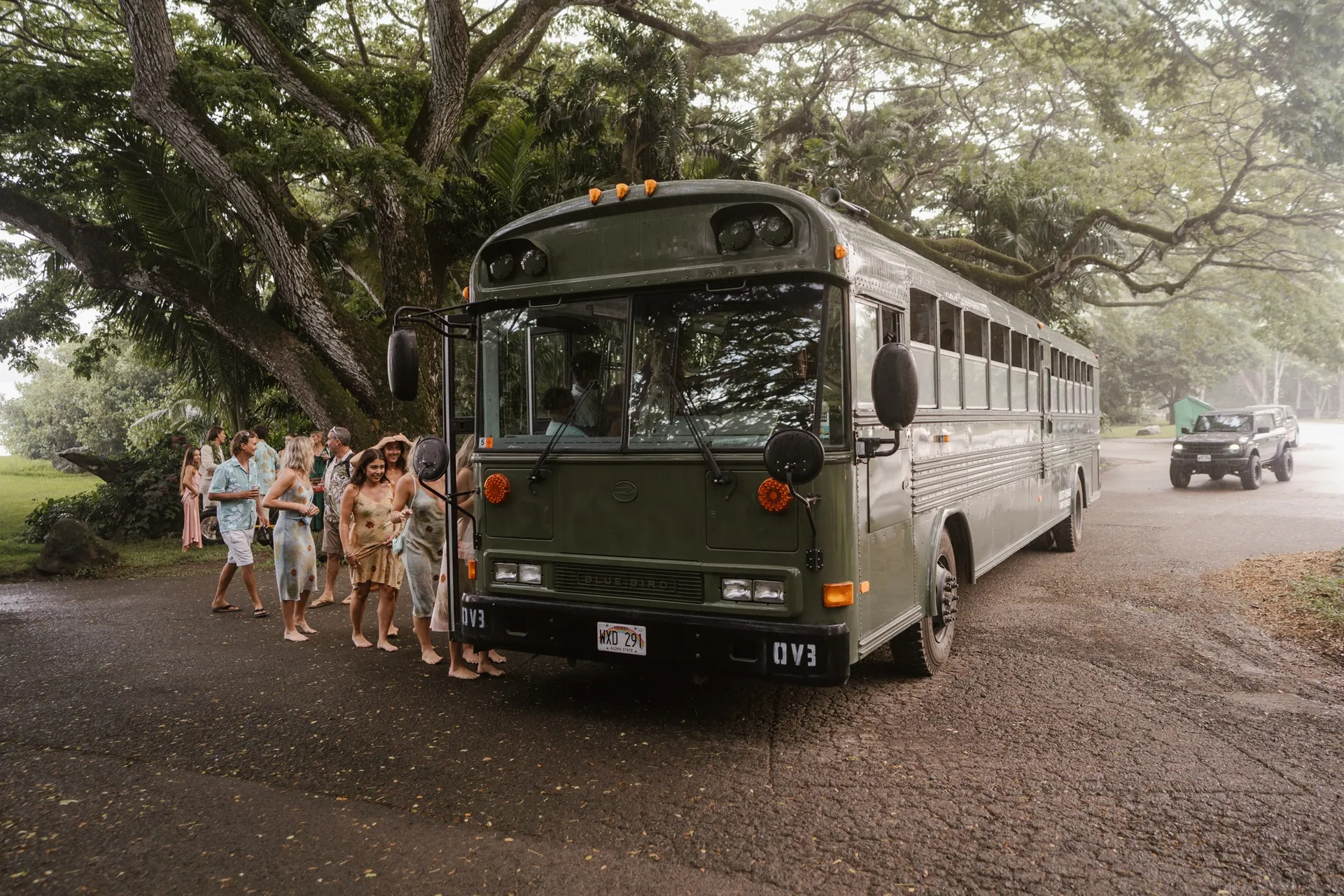 Kualoa Ranch było wspaniałe, miało też ten autobus, który przetransportował wszystkich z ceremonii na przyjęcie. 