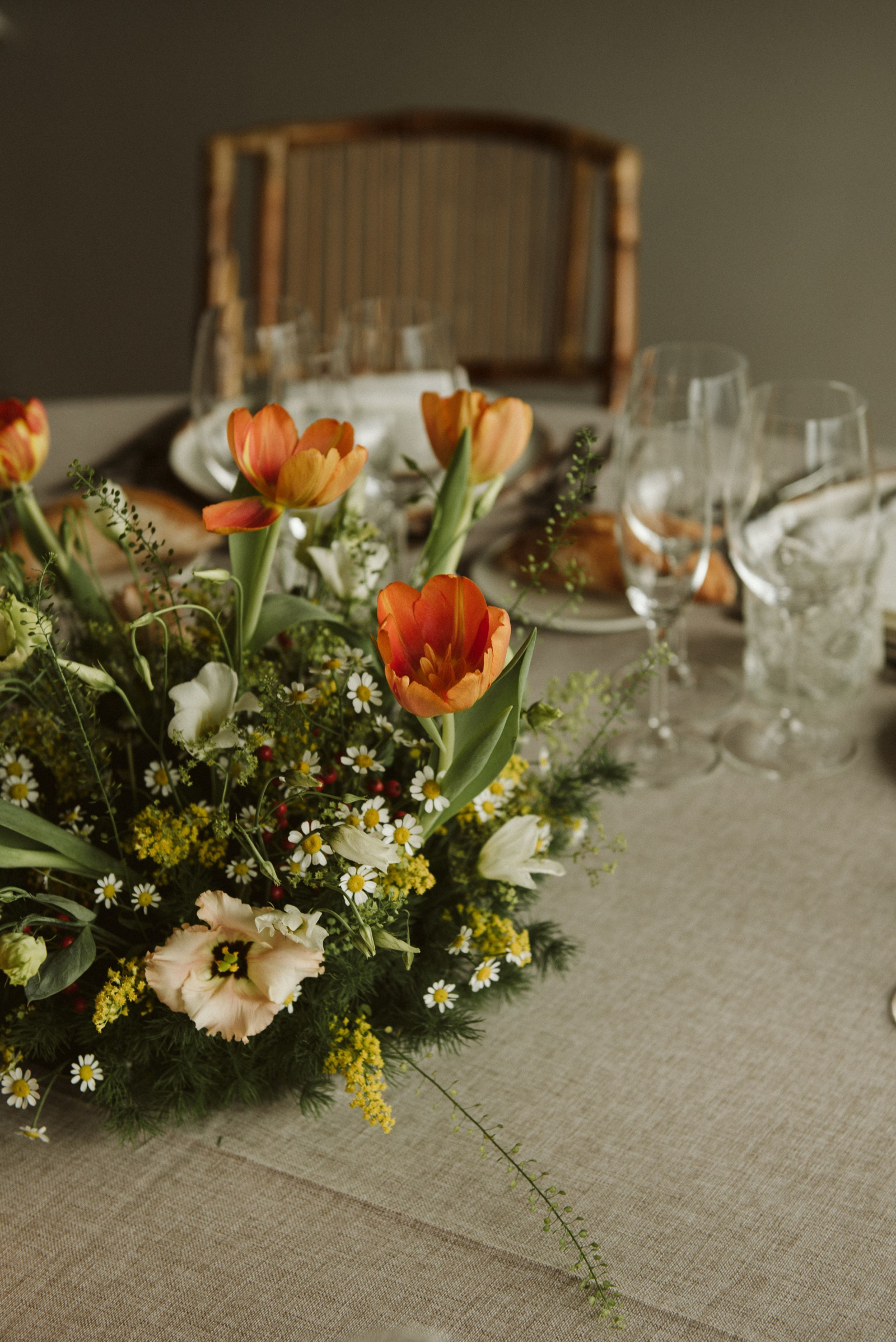 Flowers&Co postawiło na małe polne kwiaty w kolorach pomarańczowym i białym.