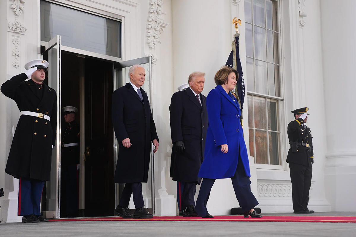 Amy Klobuchar z Bidenem i Trumpem przed Białym Domem