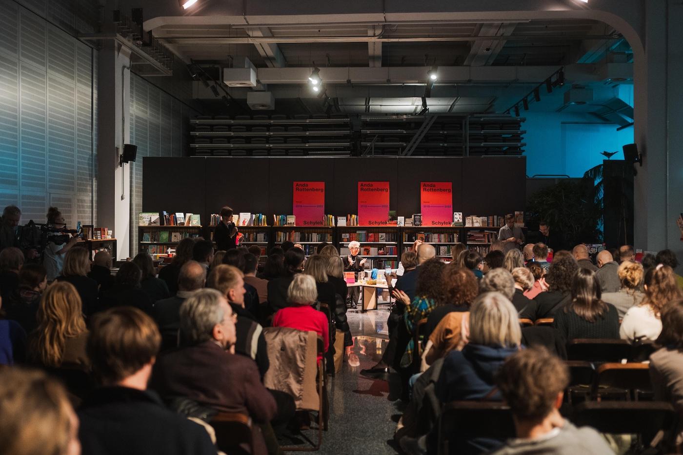 Spotkanie autorskie z Andą Rottenberg odbyło się we foyer Nowego Teatru. Publiczność dopisała. 