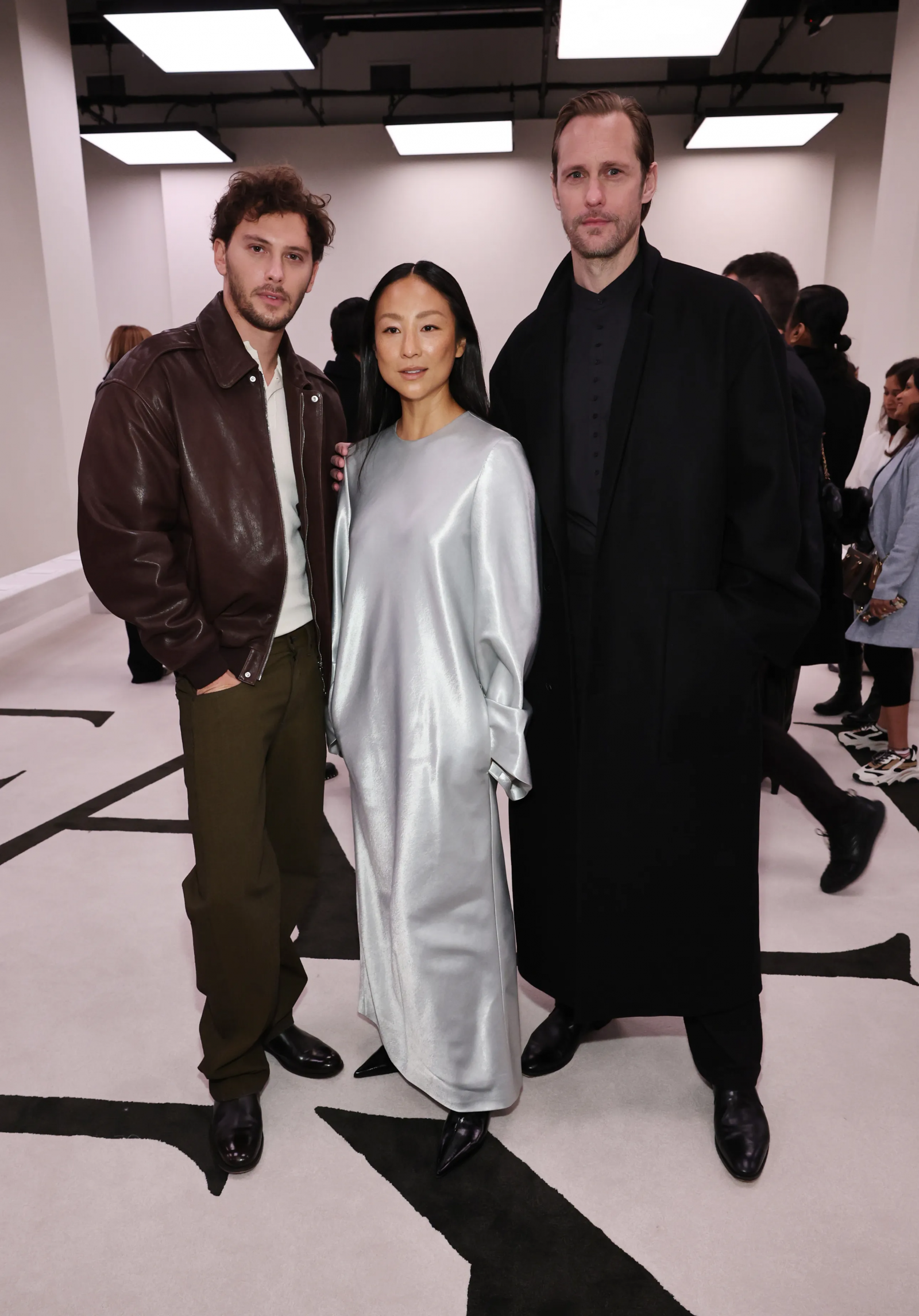 Cooper Koch, Greta Lee i Alexander Skarsgård