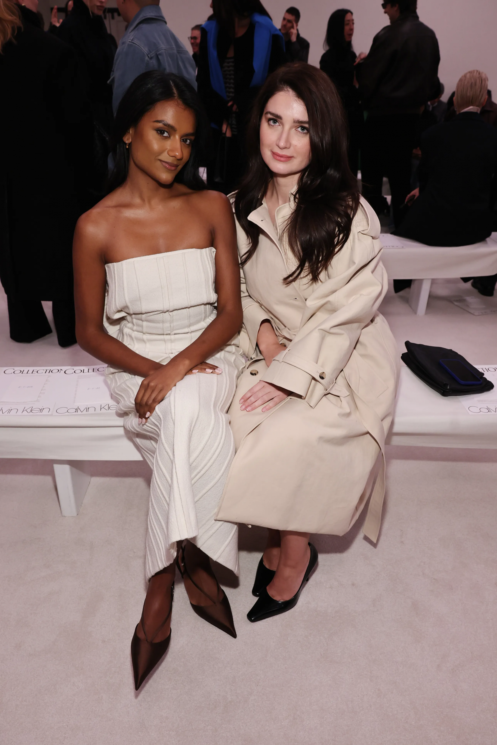 Simone Ashley i Eve Hewson