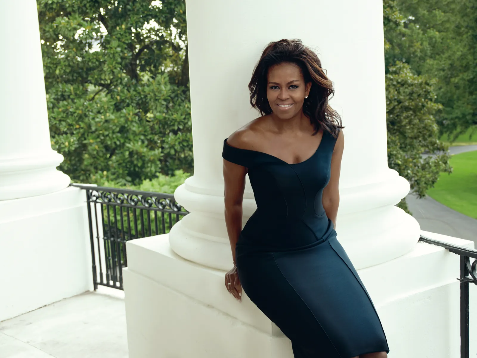 Pierwsza dama Michelle Obama w sukni Atelier Versace na tle Białego Domu. 