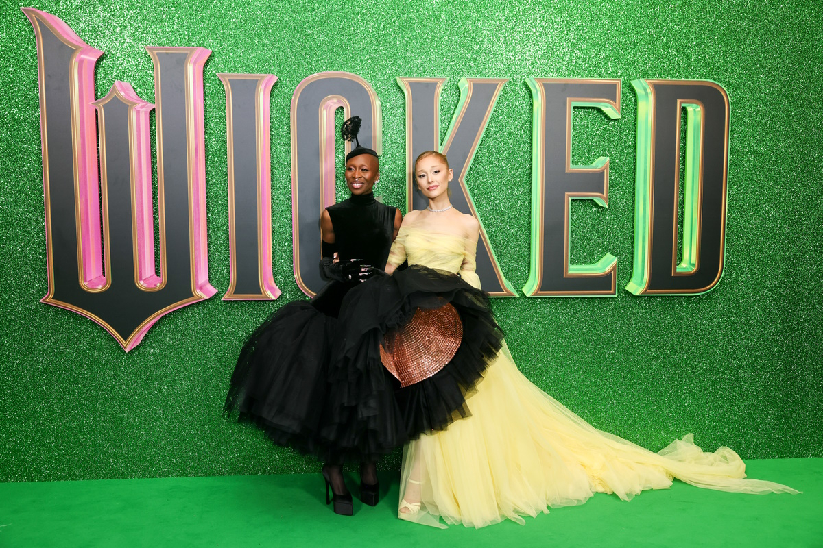 Ariana Grande i Cynthia Erivo na czerwonym dywanie noszą spektakularne suknie godne czarownic z „Wicked”.