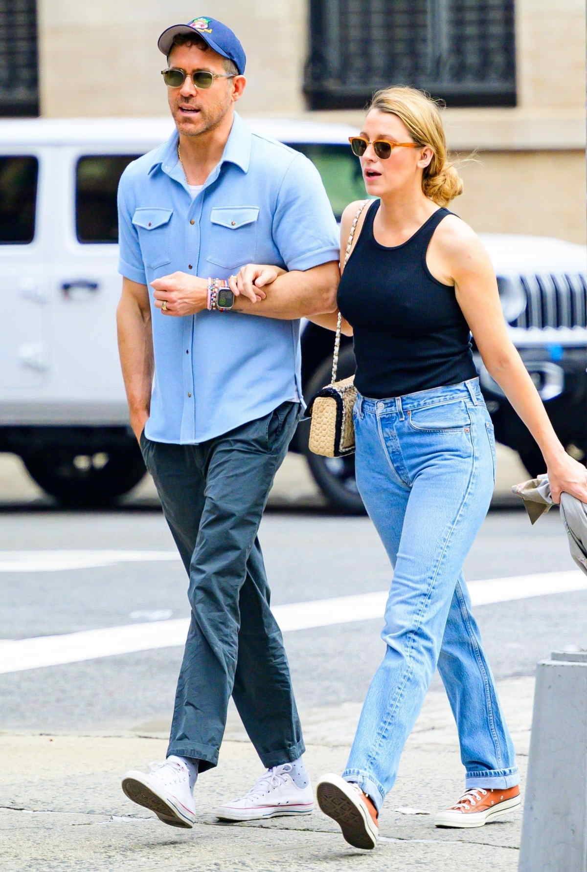 Blake Lively i Ryan Reynolds w dopasowanych casualowych stylizacjach z jeansami i Conversami. 