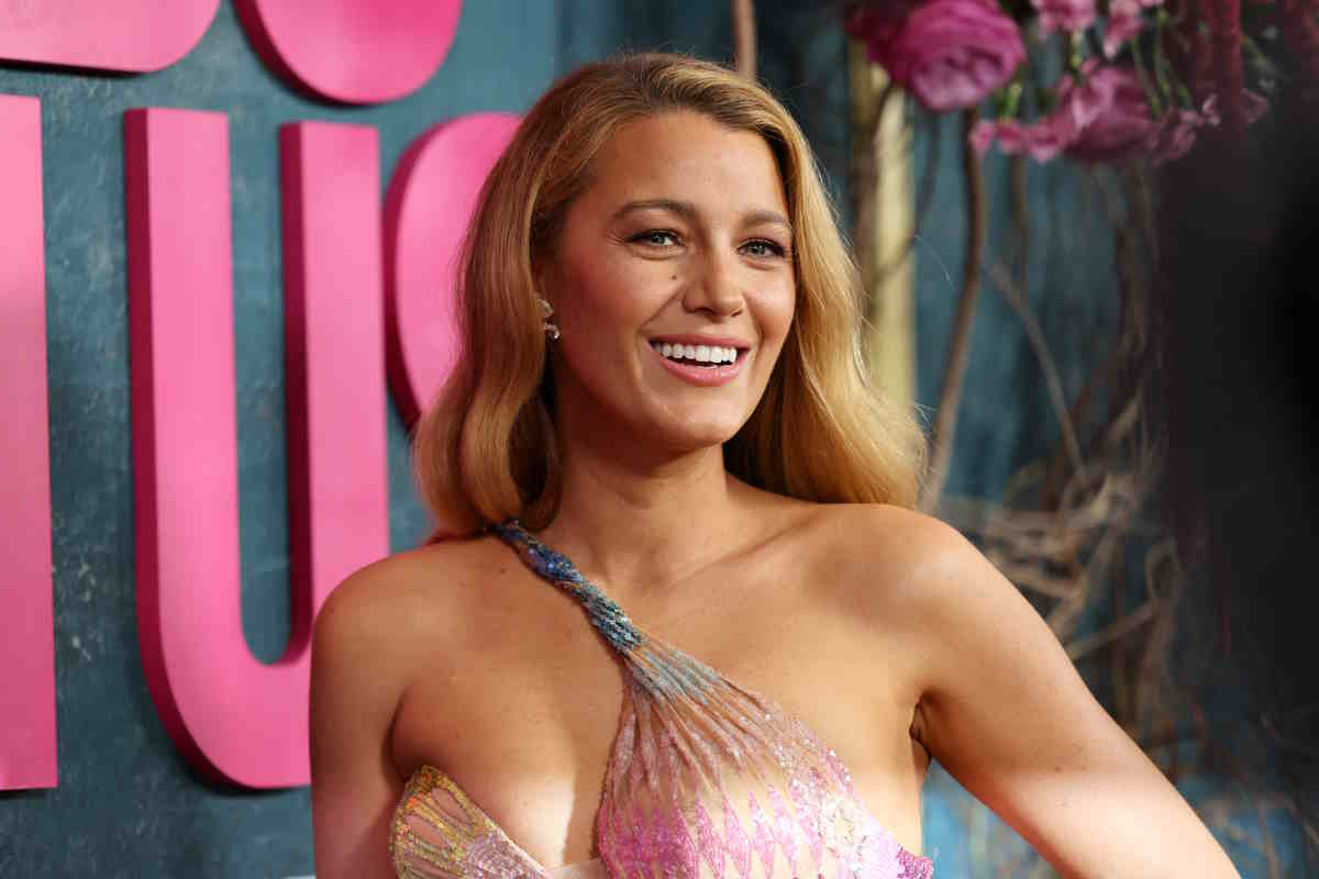 Aktorka Blake Lively na premierze filmu „It Ends with Us” pojawiła się w zachwycającej sukience Versace vintage, którą w 2002 roku miała na sobie Britney Spears.