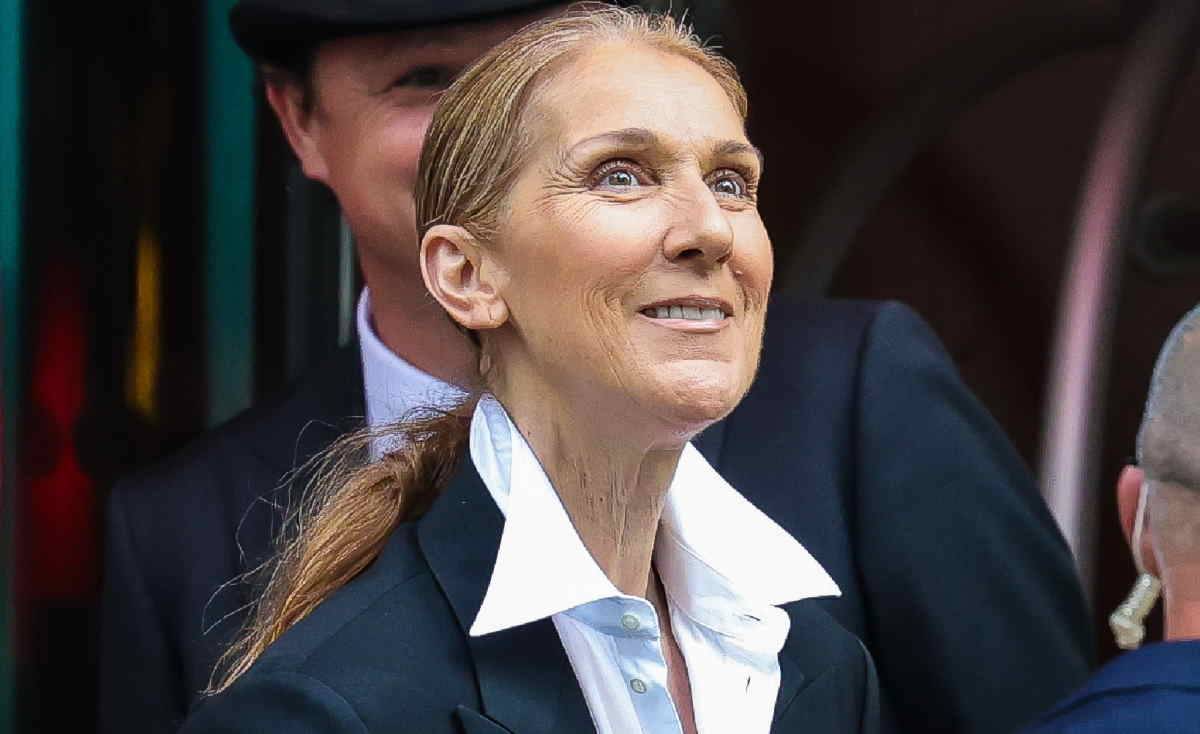 Celine Dion zachwyca naturalnym makijażem no make-up i stylizacją z czarną, koronkową spódnicą maxi i białą koszulą.