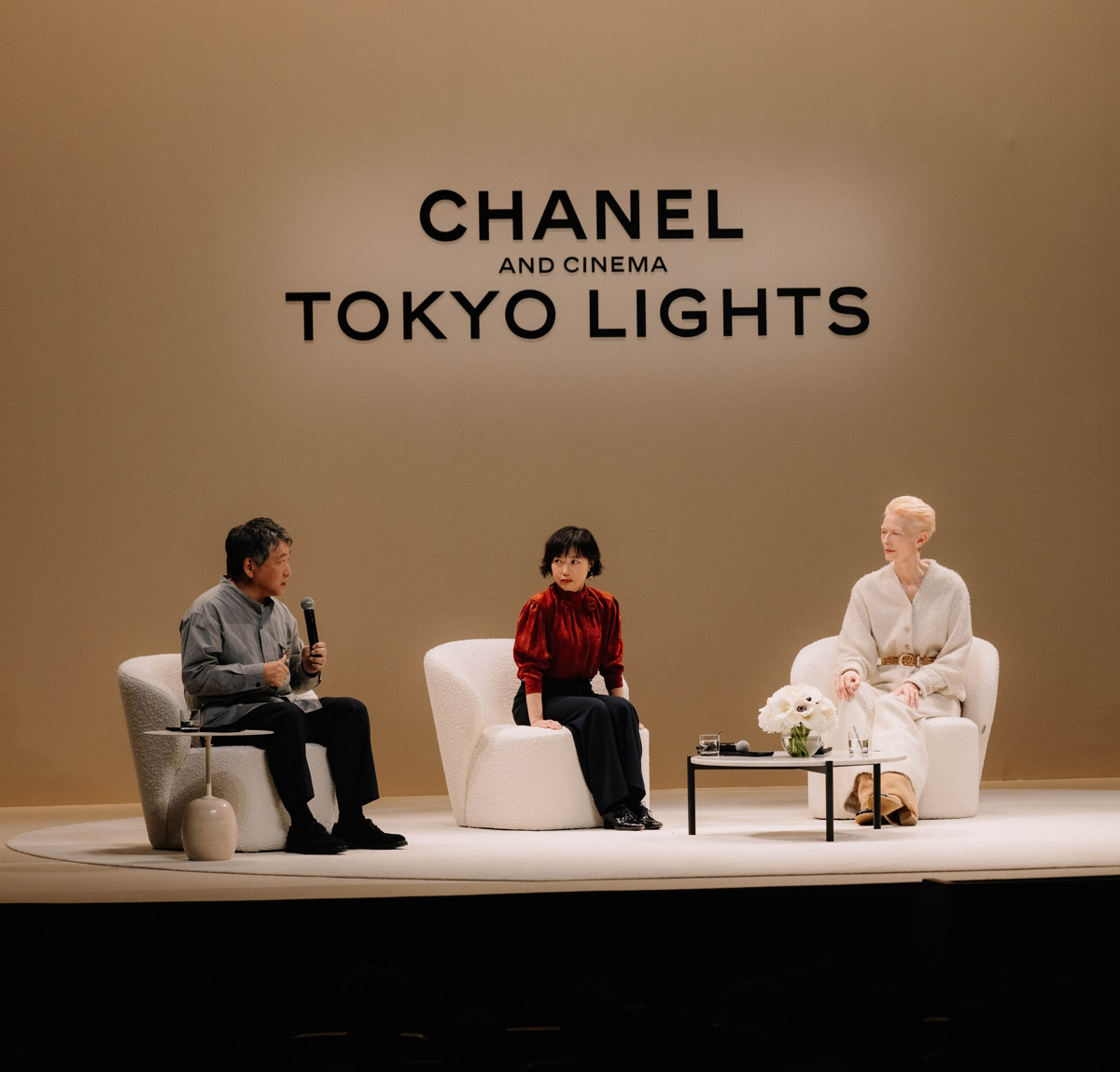 Dom mody Chanel zorganizował warsztaty z kinematografii prowadzone przez Hirokazu Koreede w ramach Chanel & Cinema – Tokyo Lights.