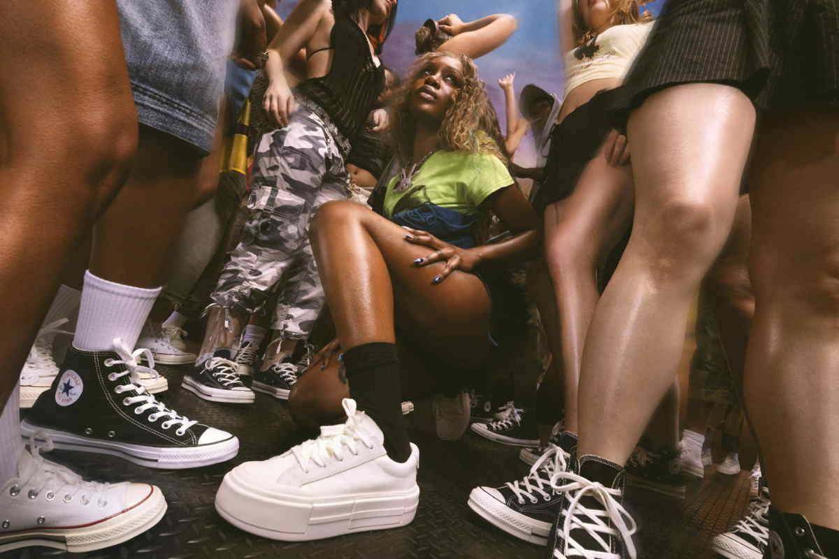 Trampki Chuck Taylor All Star Cruise marki Converse z niską cholewką i piankową podeszwą będą hitem lata 2024, zwłaszcza w festiwalowym sezonie.