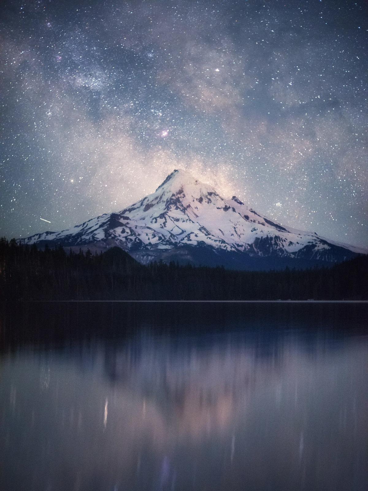 Droga Mleczna widoczna nad szczytem Mount Hood, odbijającym się w spokojnych wodach Lost Lake.