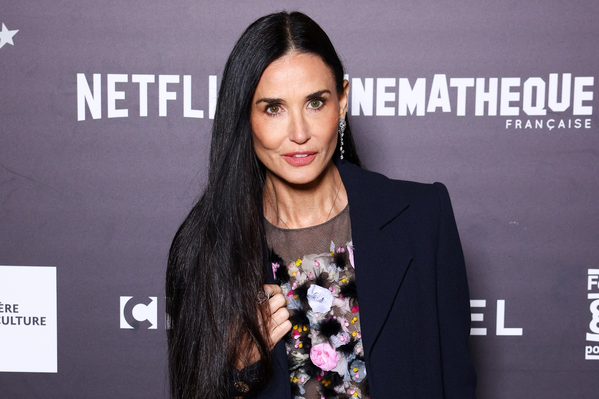 Demi Moore pokazuje, jak romantyczną sukienkę w kwiaty nosić jesienią i zimą 2024-2025. Aktorka pozuje podczas paryskiej premiery filmu „Substancja”. 