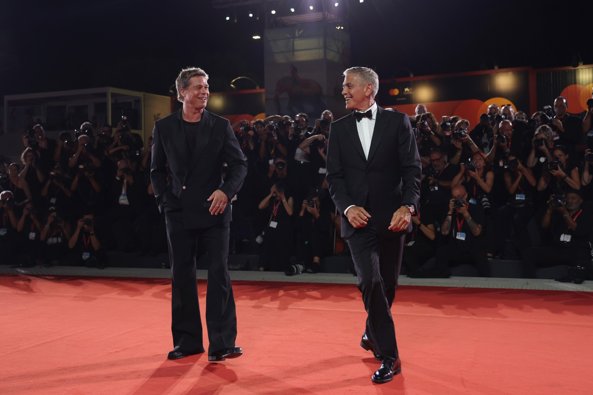 George Clooney i Brad Pitt na premierze filmu  „Samotne wilki” podczas 81. Festiwalu Filmowego w Wenecji.