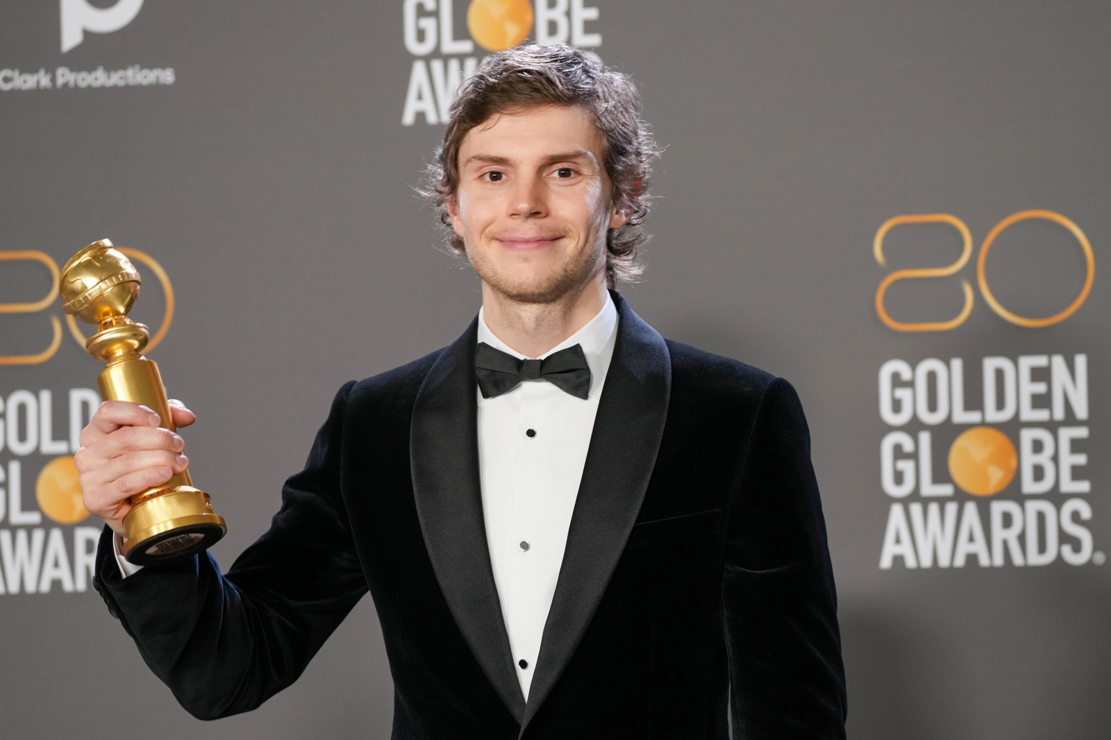 Za swój występ Evan Peters otrzymał Złoty Glob w kategorii najlepszy aktor