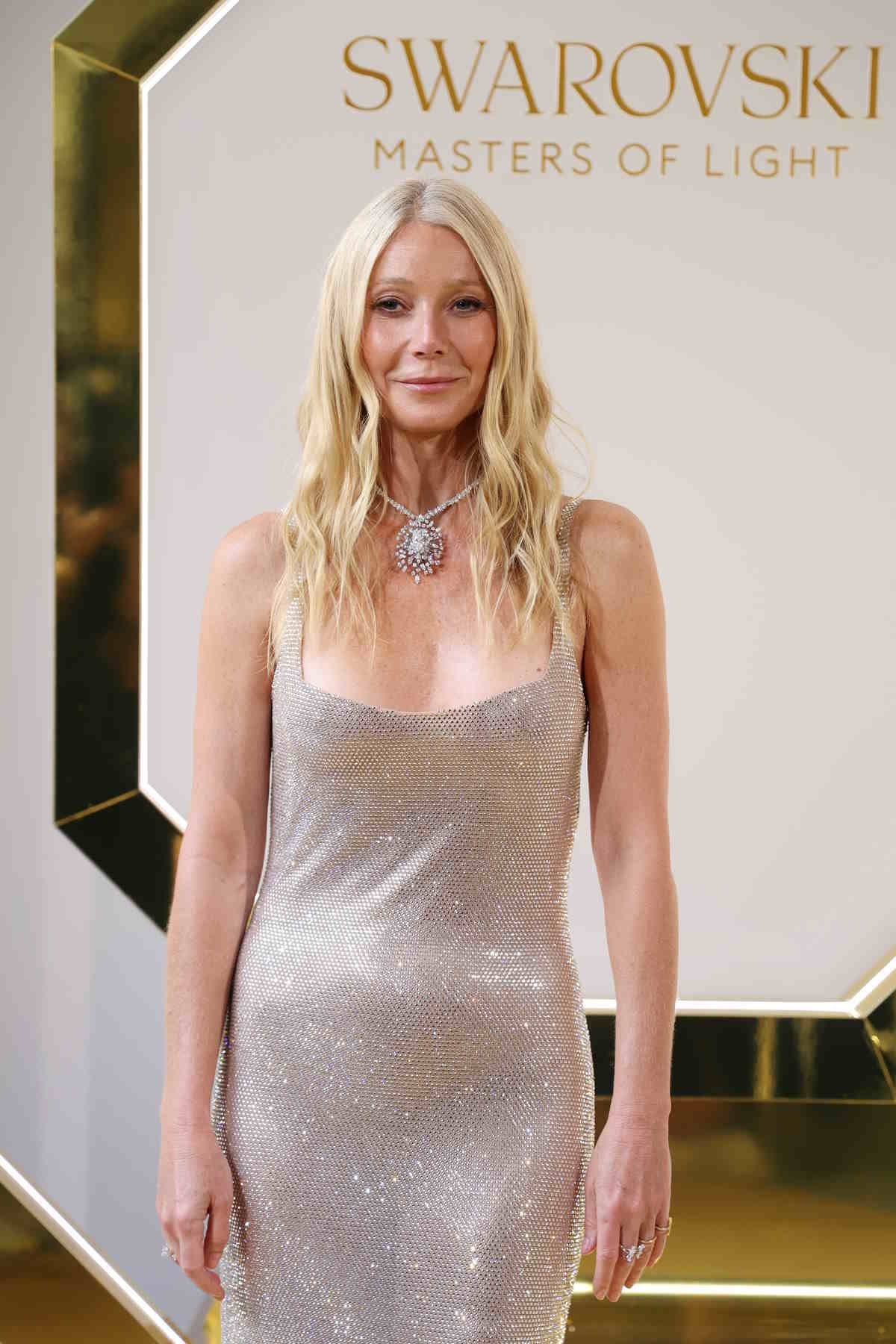 Gwyneth Paltrow  w sukience na ramiączkach.