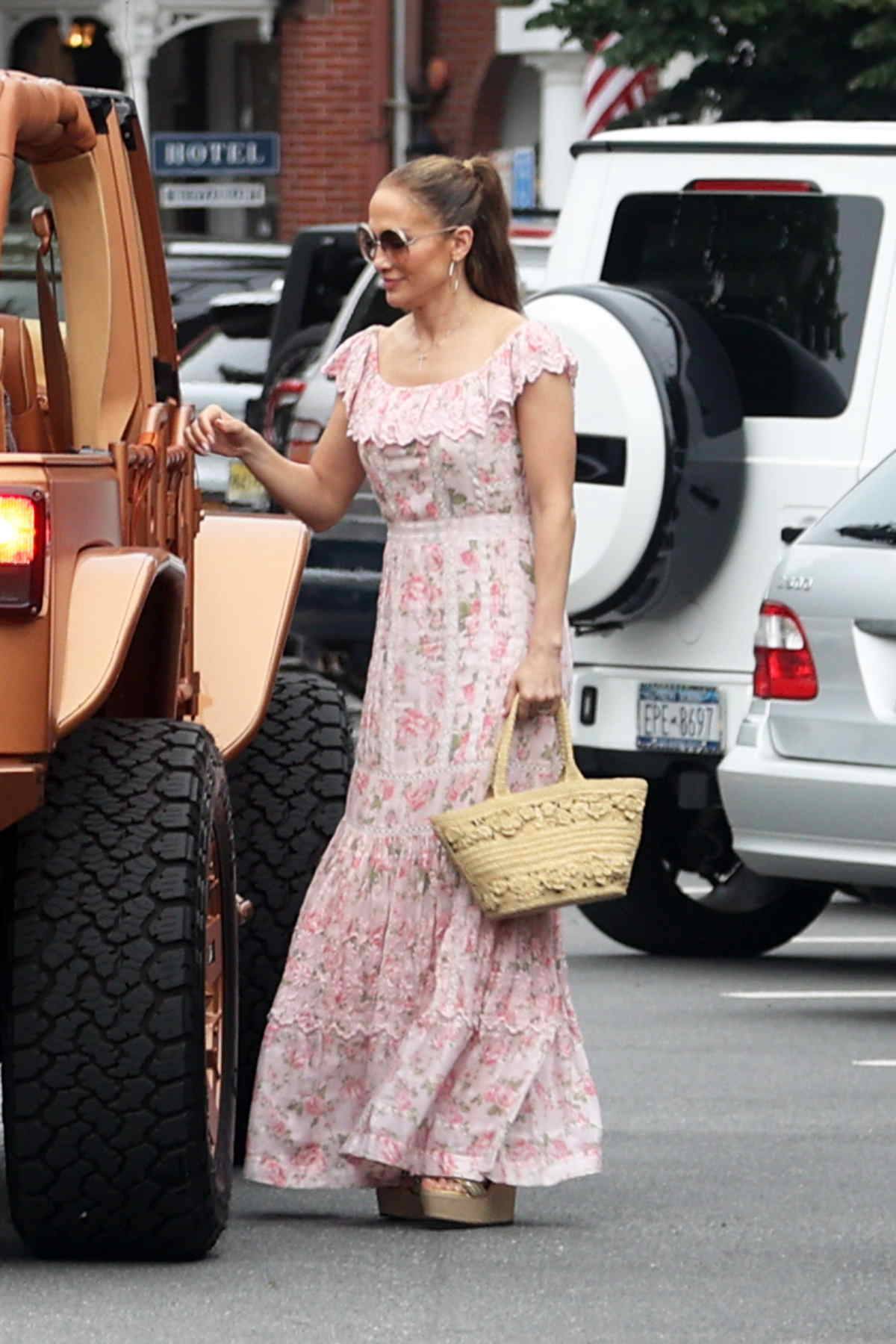 Jennifer Lopez w sukience maxi boho i sandałach na koturnie.