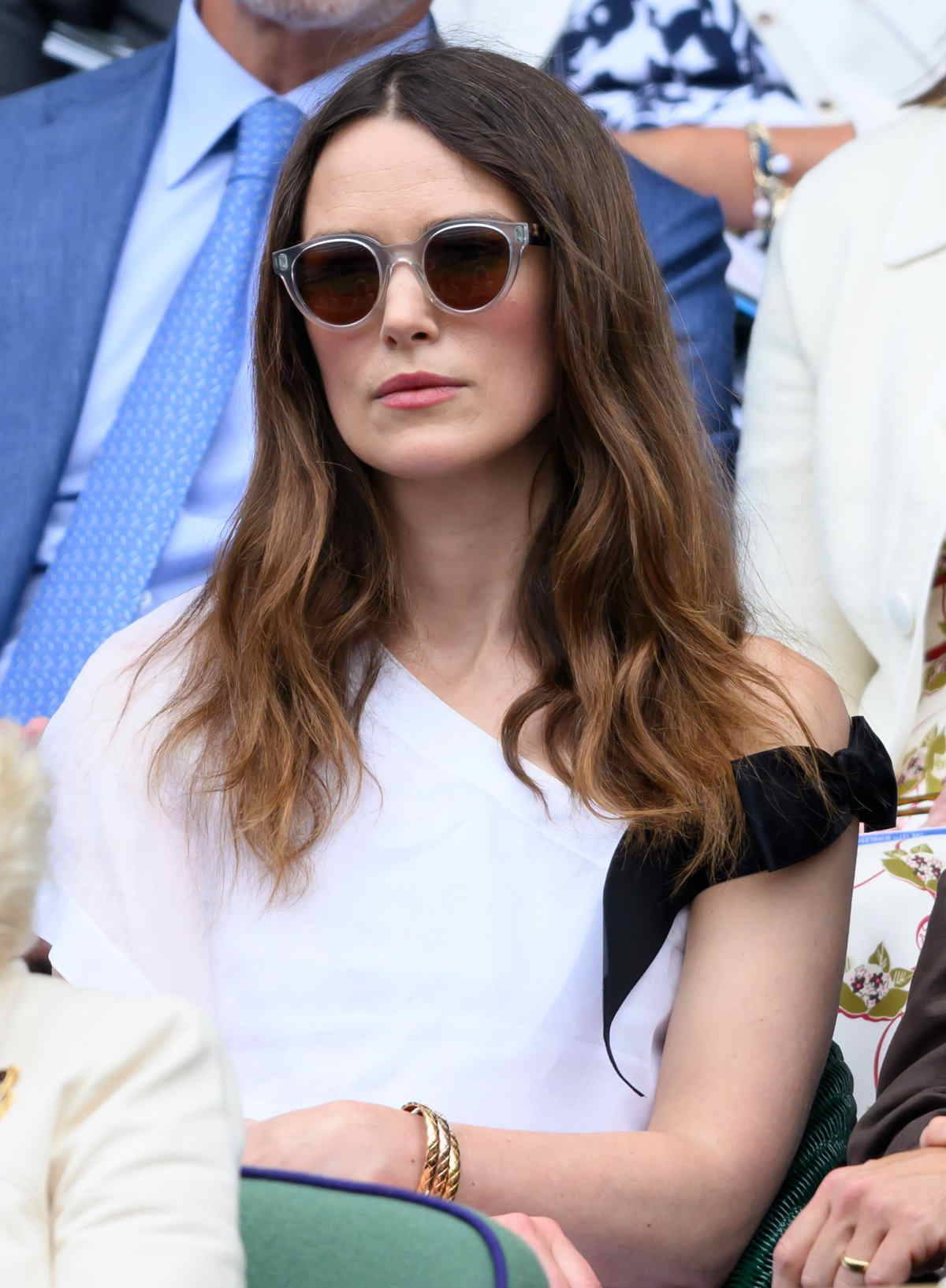 Keira Knightley zachwyca w białej, lnianej sukience.