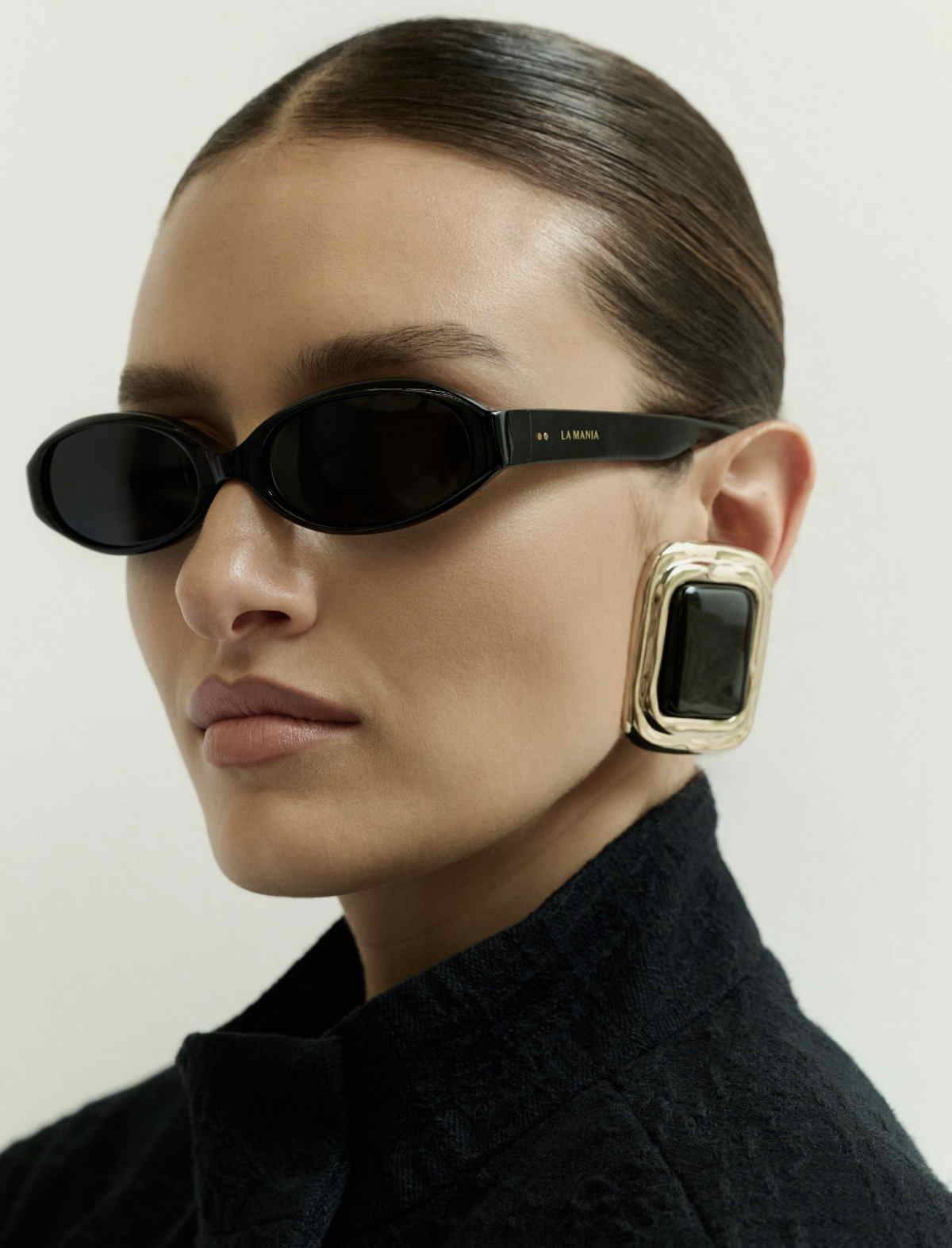 Moda z lat 90. i 70. zainspirowały twórców marki La Mania do zaprojektowania kolekcji okularów przeciwsłonecznych La Mania Eyewear 2024.