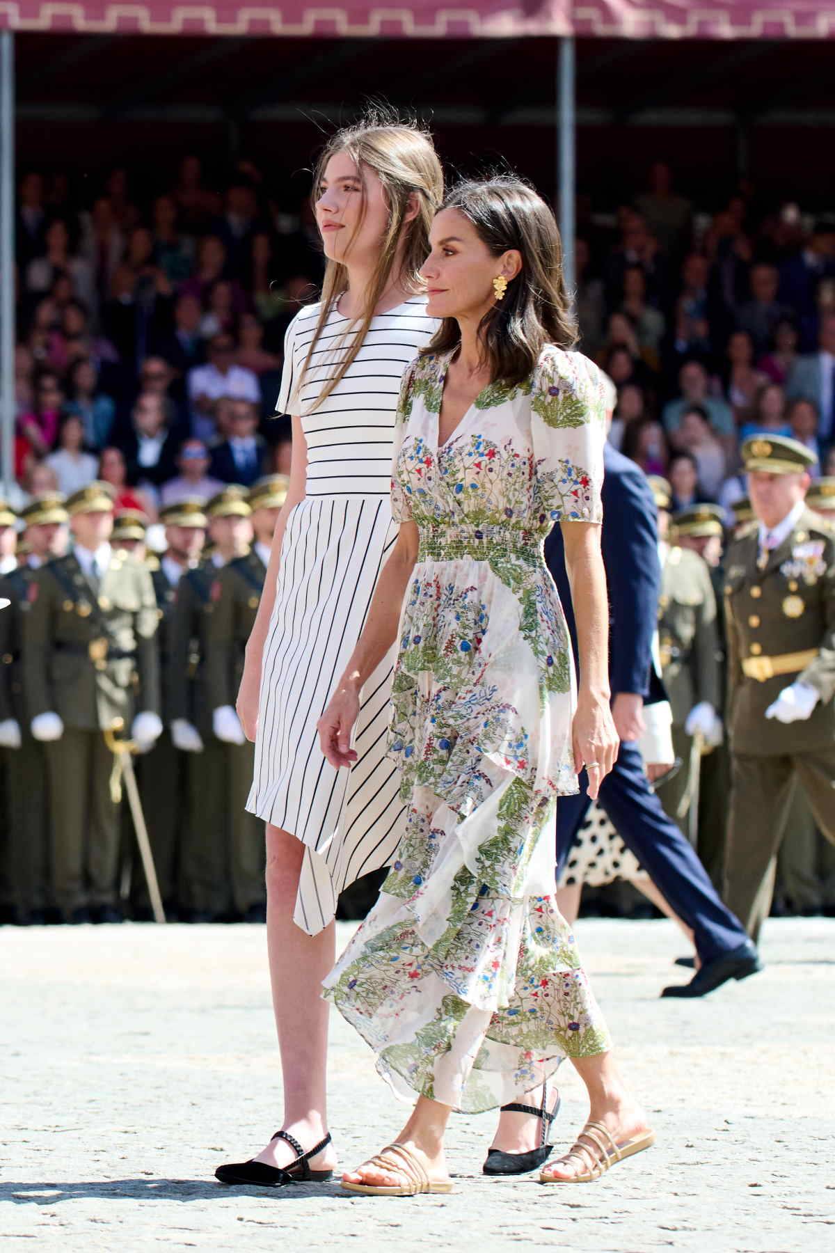 Królowa Letycja z córką noszą buty na płaskiej podeszwie do letnich sukienek.