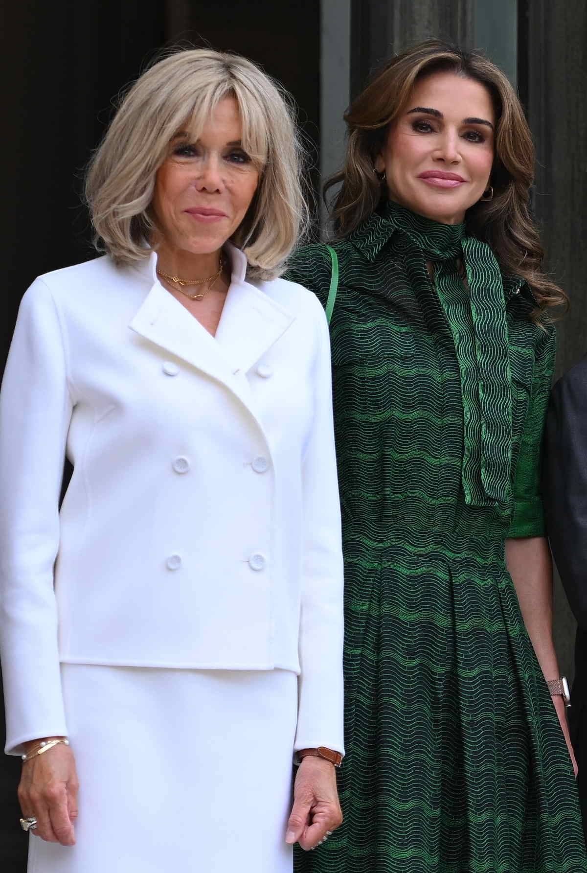 Królowa Rania i Brigitte Macron noszą modne białe szpilki na lato.