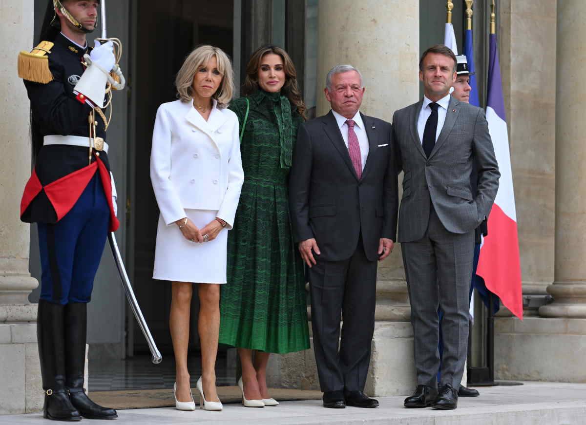 Królowa Rania i Brigitte Macron noszą modne białe szpilki na lato.