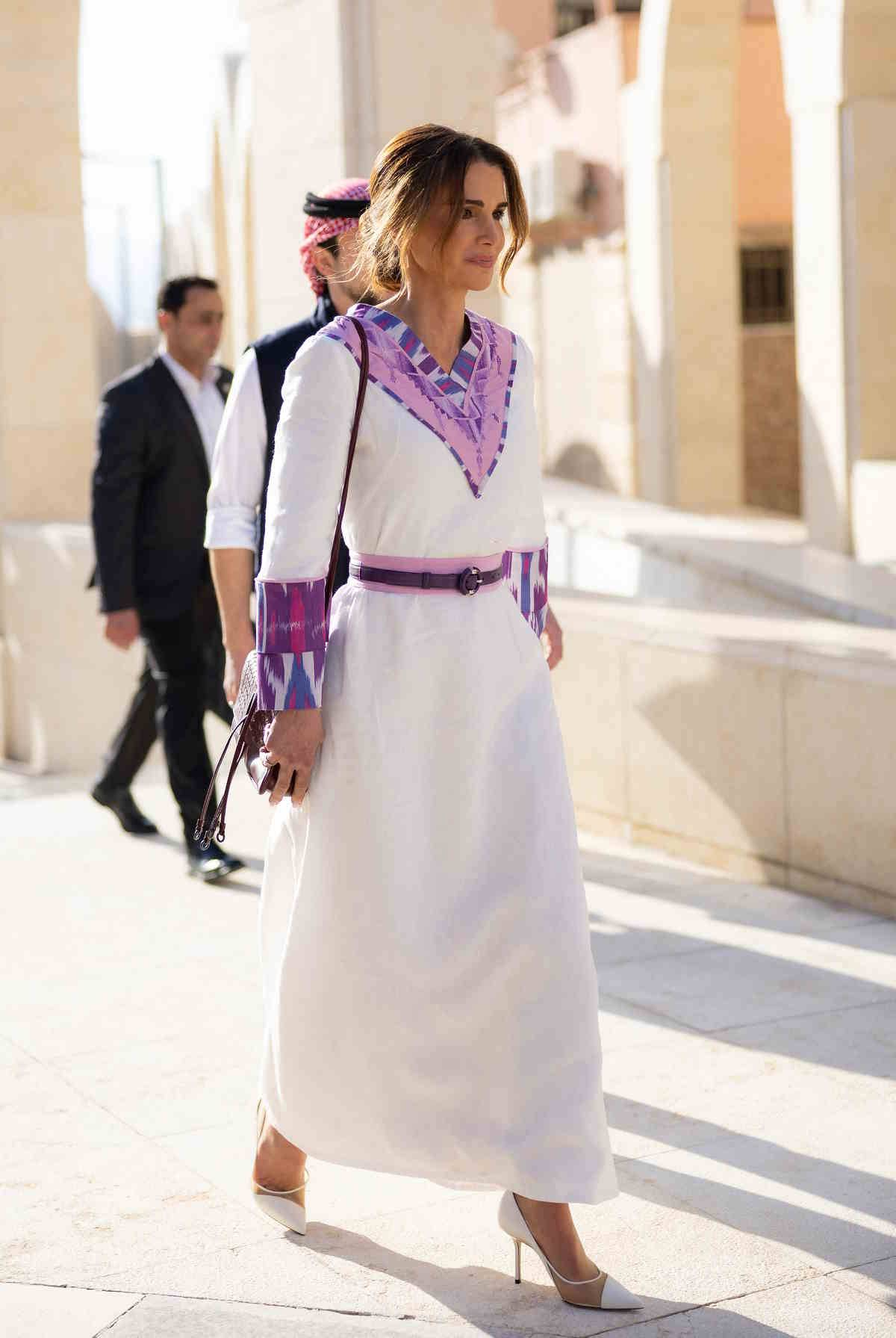Królowa Rania z Jordanii w białej sukience idealnej na lato 2024. Zestawiła suknię z białymi szpilkami z przejrzystościami.