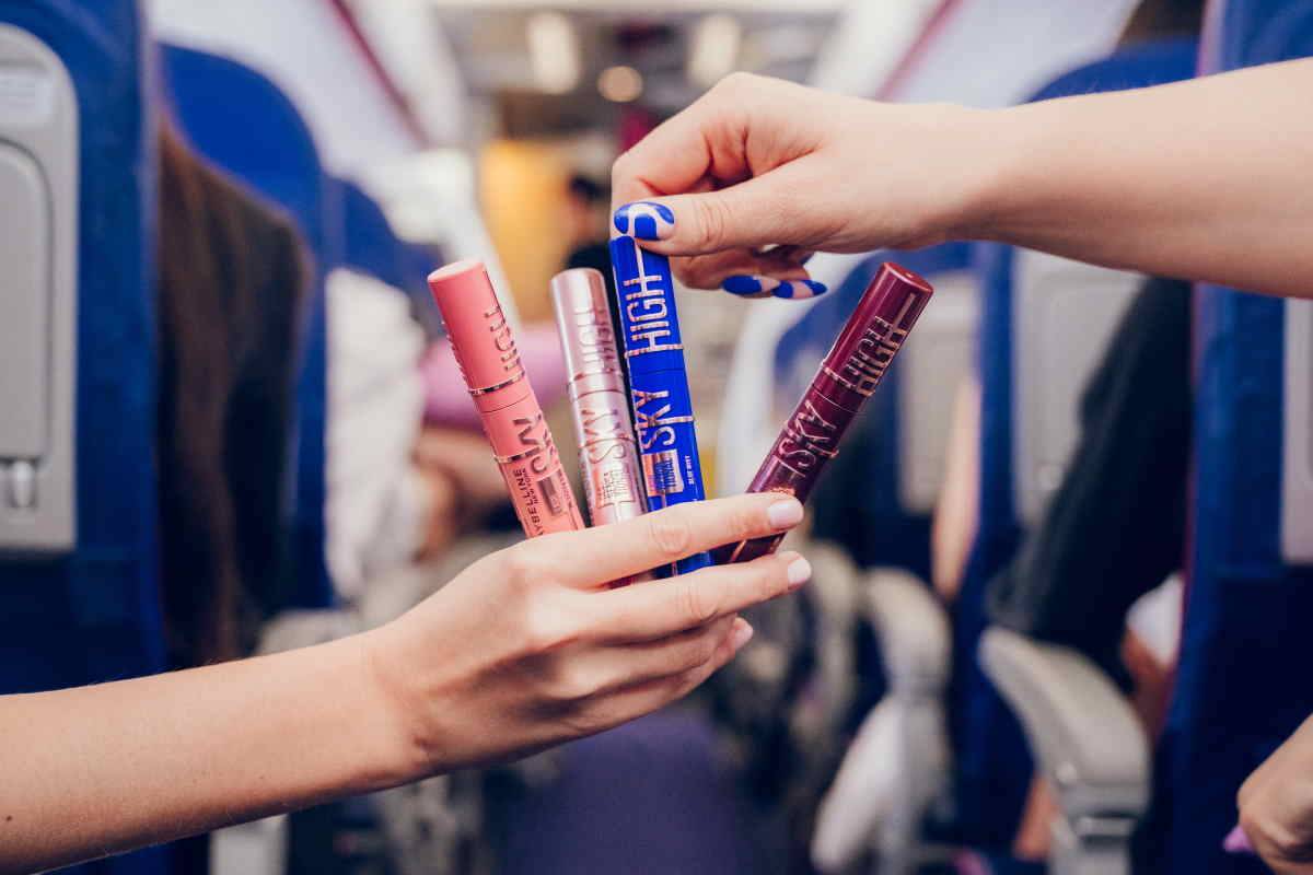 Lot Wizz Air x Sky High z Maybelline New York do Barcelony.