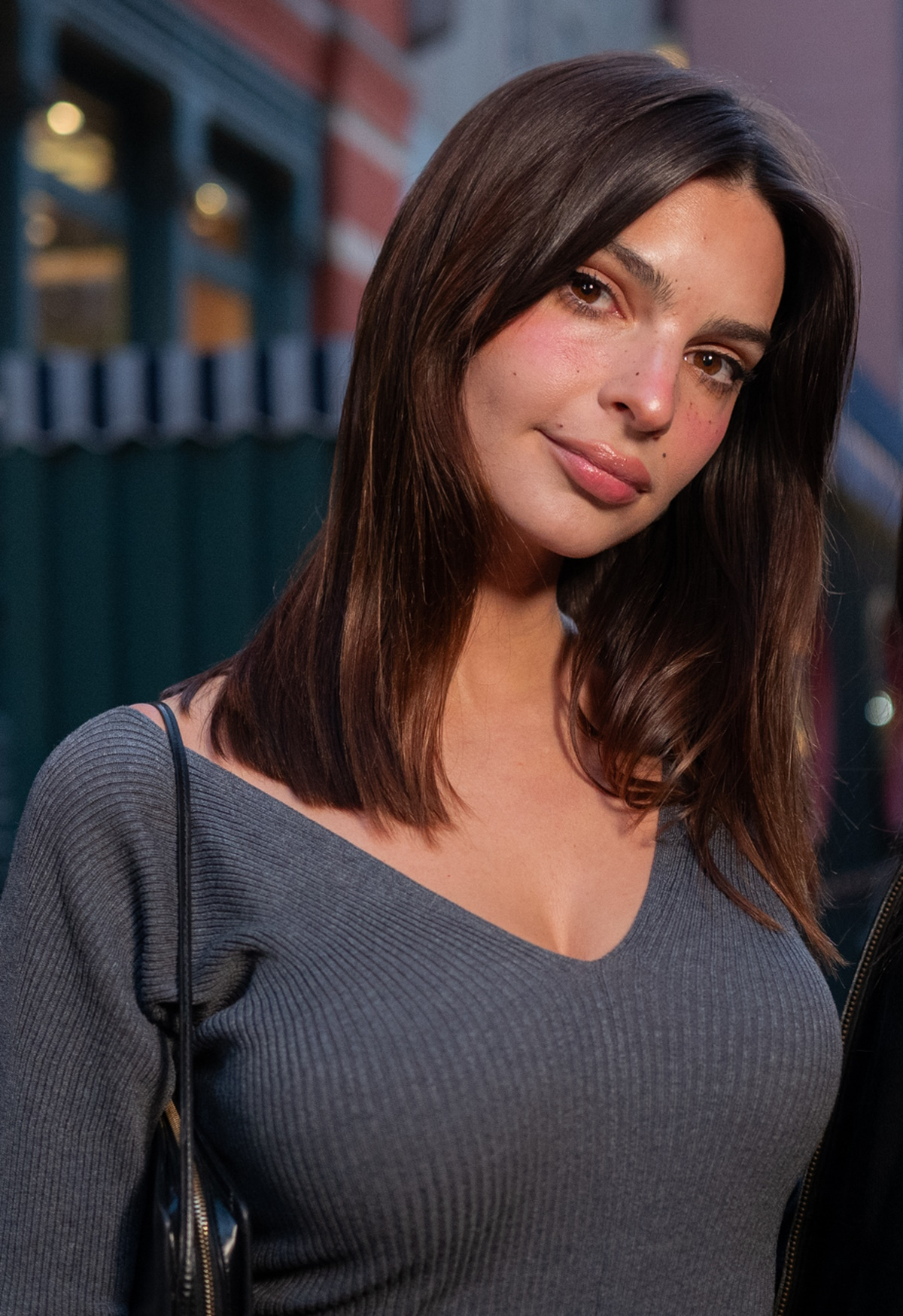 Najmodniejszą szarą sukienkę jesieni i zimy 2024 według Emily Ratajkowski znajdziecie w sieciówce H&M za mniej niż 150 zł.