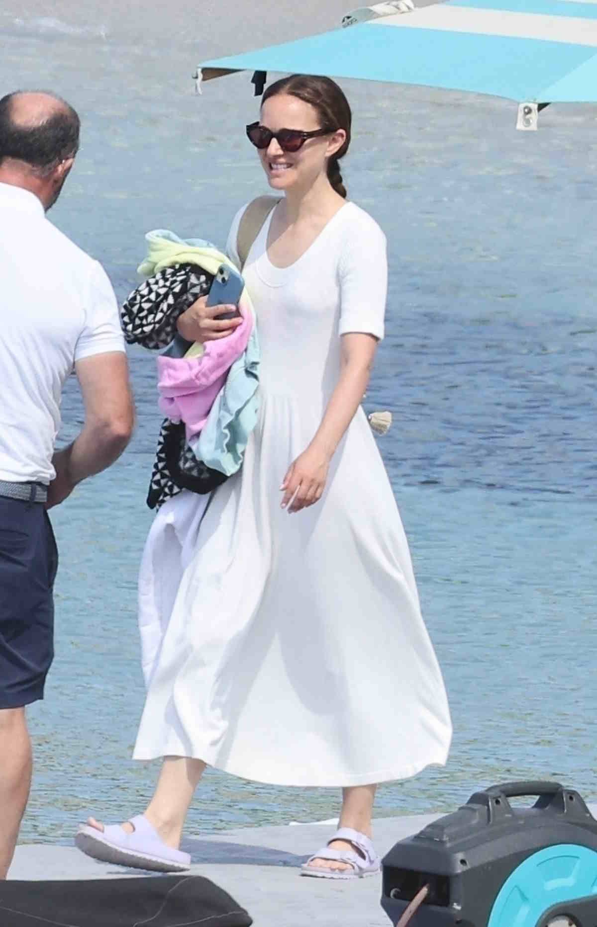 Natalie Portman w białej sukience i lawendowych birkenstockach.