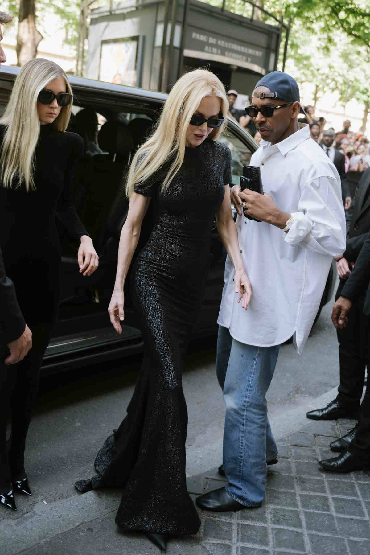 Nicole Kidman z córką Sunday Rose zachwycają stylizacjami na pokazie Balenciagi jesień-zima 2024-2025.