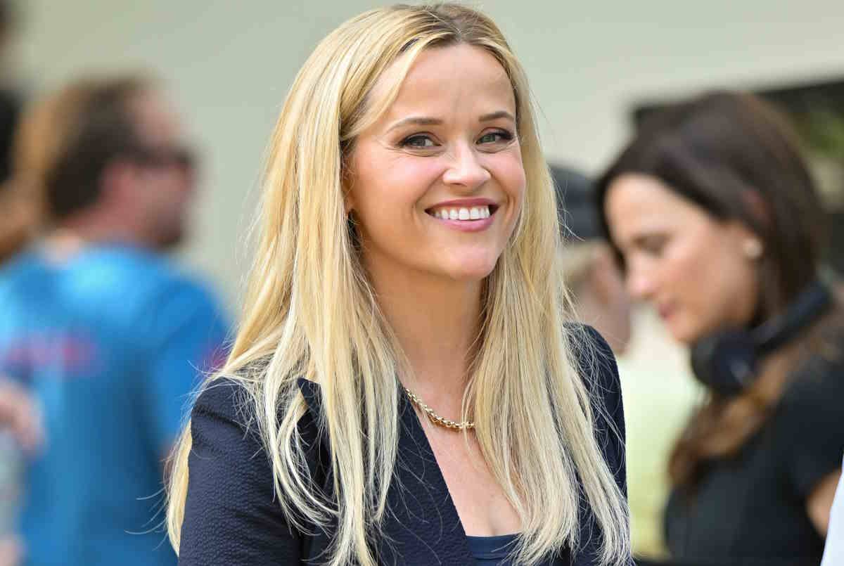 Reese Witherspoon w stylizacji na jesień 2024.