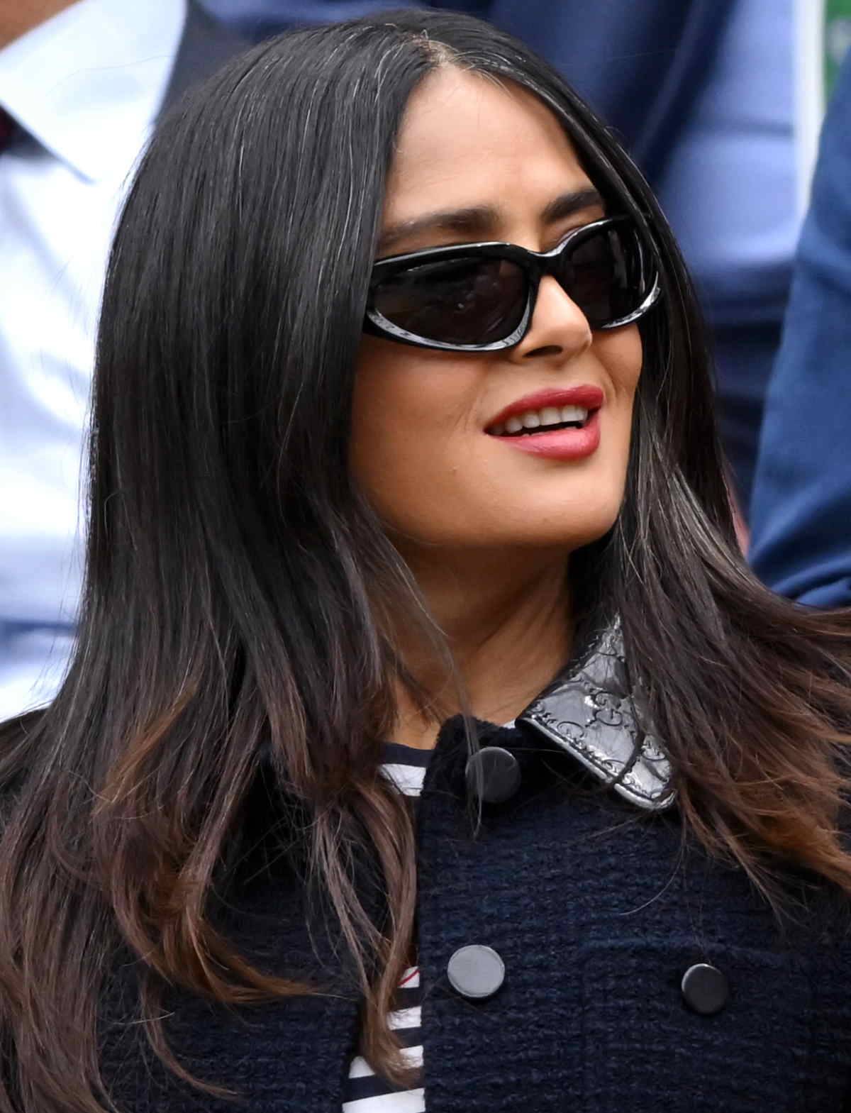  Meksykańska gwiazda Salma Hayek lansuje pozostawianie siwych włosów na widoku. Aktorka zachwyca naturalnie siwymi włosami na ciemnej bazie, stosując grey blending.