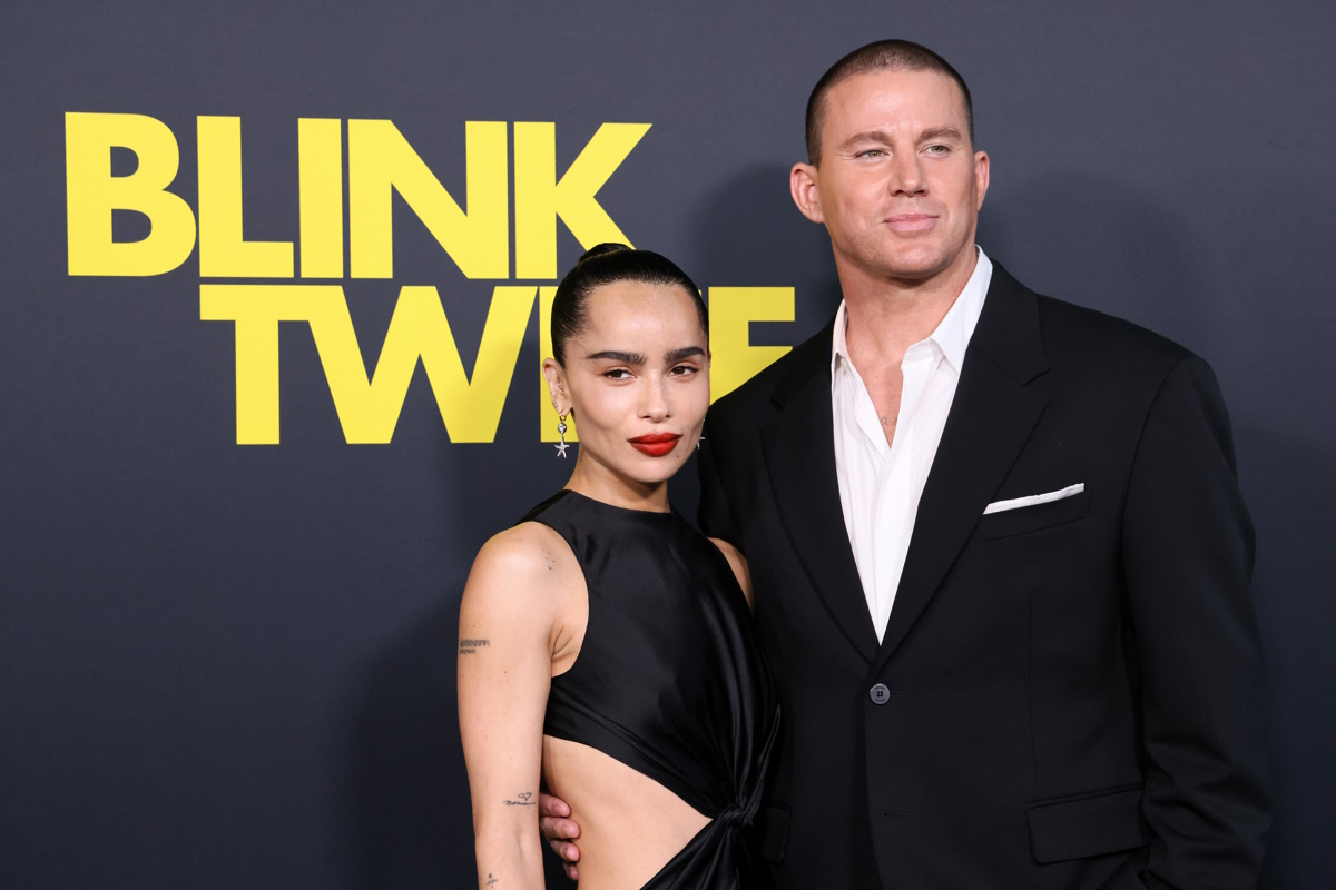 Channing Tatum i Zoë Kravitz rozstali się. Dlaczego rozpadł się związek sławnej pary? Na zdjęciu para pozuje podczas premiery flimu "BLINK TWICE". Zoë Kravitz w czarnej sukni i Channing Tatum w garniturze.