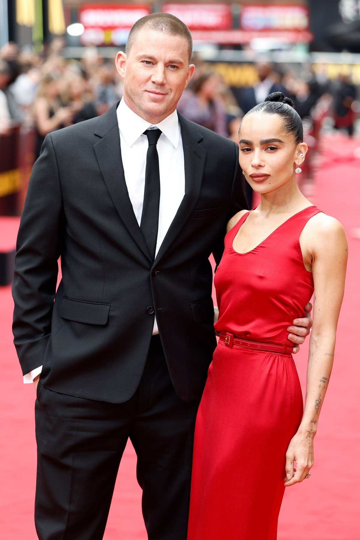 Channing Tatum i Zoë Kravitz rozstali się. Dlaczego rozpadł się związek sławnej pary? Na zdjęciu Zoë Kravitz i Channing Tatum pozują na czerwonym dywanie. Channing Tatum w garniturze i Zoë Kravitz w czerwonej sukni. Obok nich tłum ludzi.