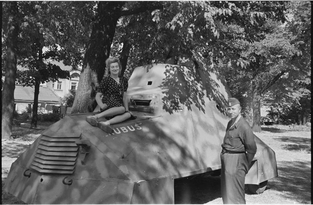 Sylwester „Kris” Braun, Samochód opancerzony Kubuś w ogrodzie przy Konserwatorium Muzycznym na Okólniku, na nim Berta Weissberger, 17.08.1944, Muzeum Warszawy