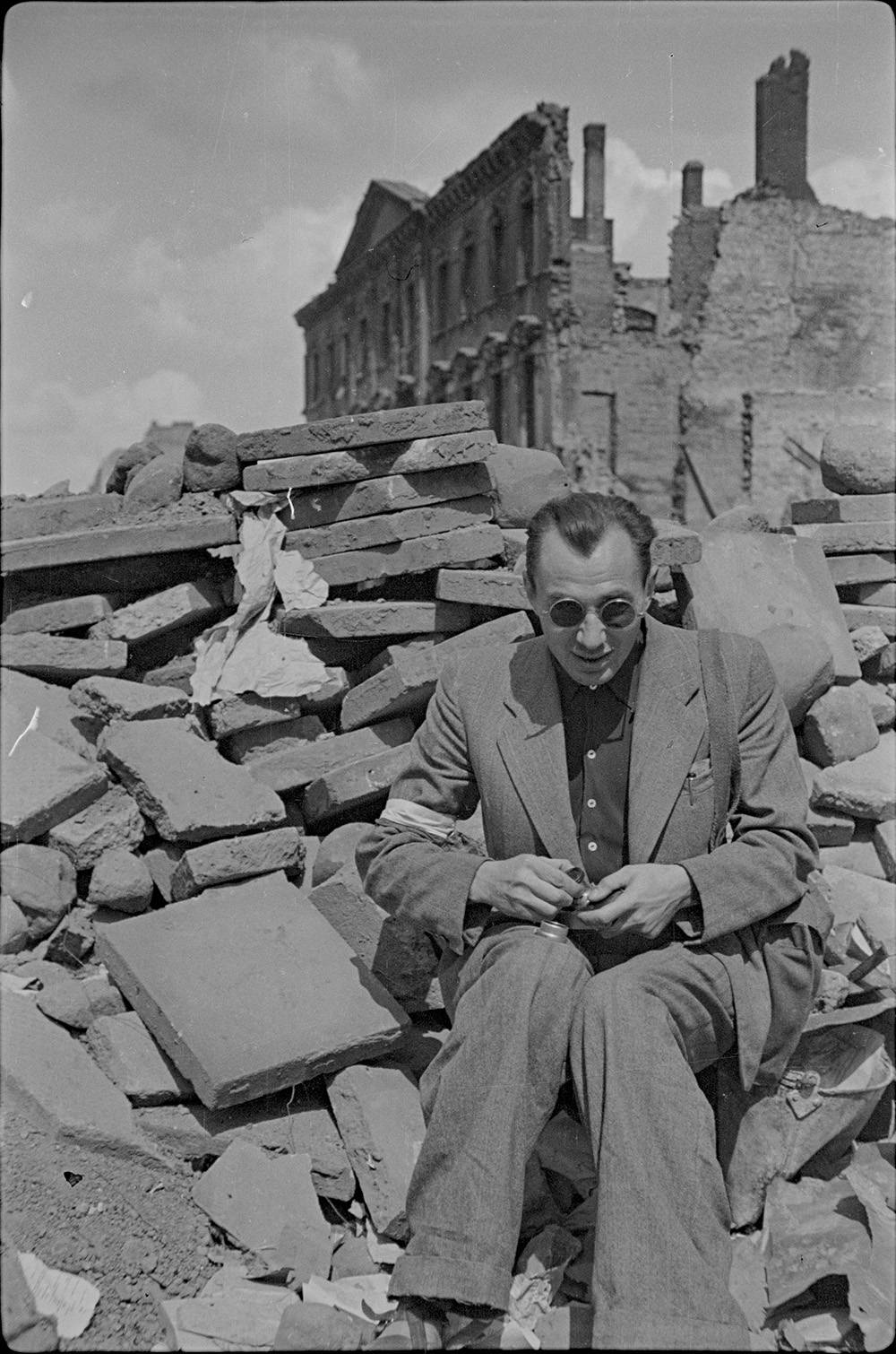 Eugeniusz Haneman, Portret fotoreportera Sylwestra Brauna ps. Kris na tle ruin, 14.08.1988, Muzeum Warszawy