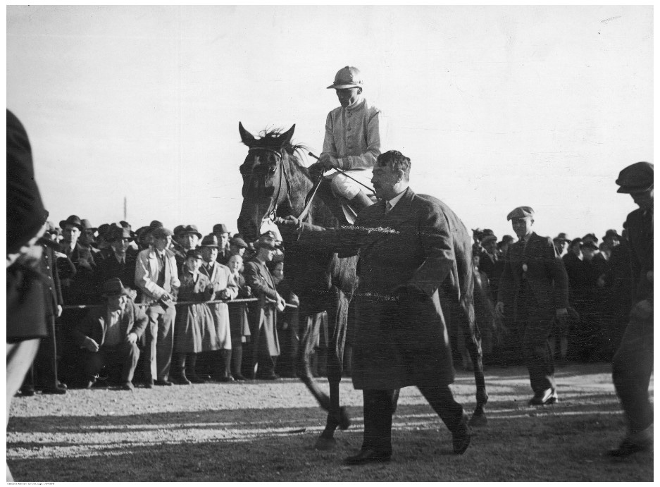 Zwycięzca Nagrody Wielkiej Warszawskiej, Edward Gill prowadzony przez Kurnatowskiego, 1935, Fot. NAC