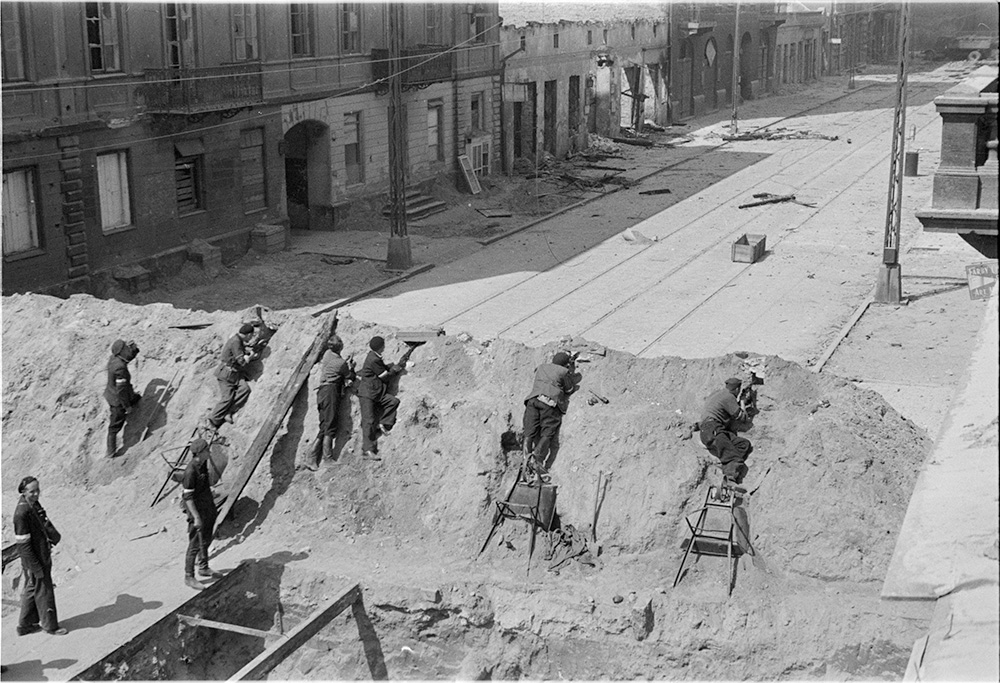 Sylwester „Kris” Braun, Powstańcy na barykadzie przy ul. Żelaznej, poł. sierpnia 1944, Muzeum Warszawy