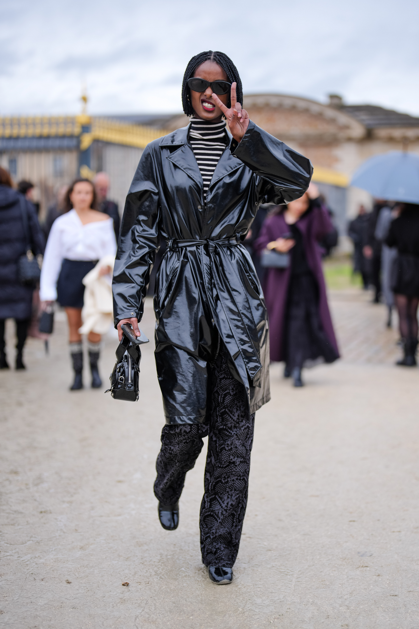 Ciemne wężowe jeansy pokochają nawet minimalistki (Fot. Edward Berthelot/Getty Images)