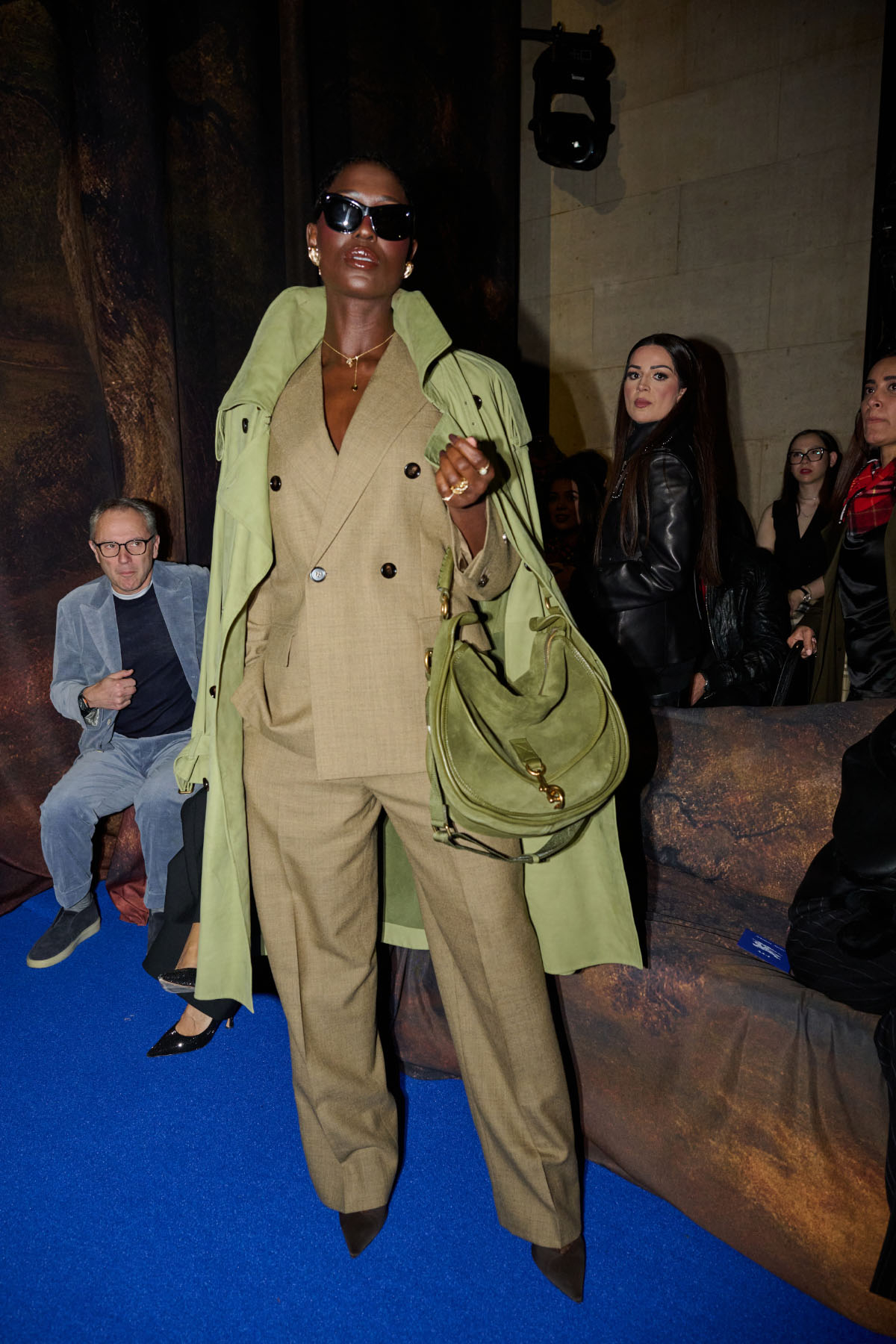 Jodie Turner-Smith w trenczu w modnym odcieniu pistachio green prezentuje elegancki styl z beżowym garniturem w roli głównej.