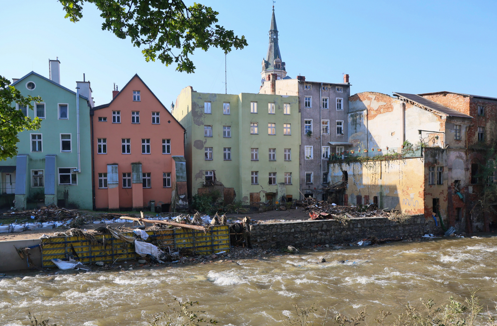 Lądek Zdrój zrujnowany po przejściu przez miasto powodzi, stan na 18 września 2024 (Fot. Wojciech Olkusnik/East News)