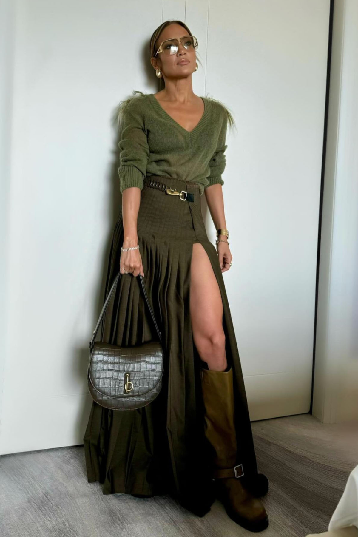 Jennifer Lopez w khaki od stóp do głów (Fot. Materiały prasowe Burberry)