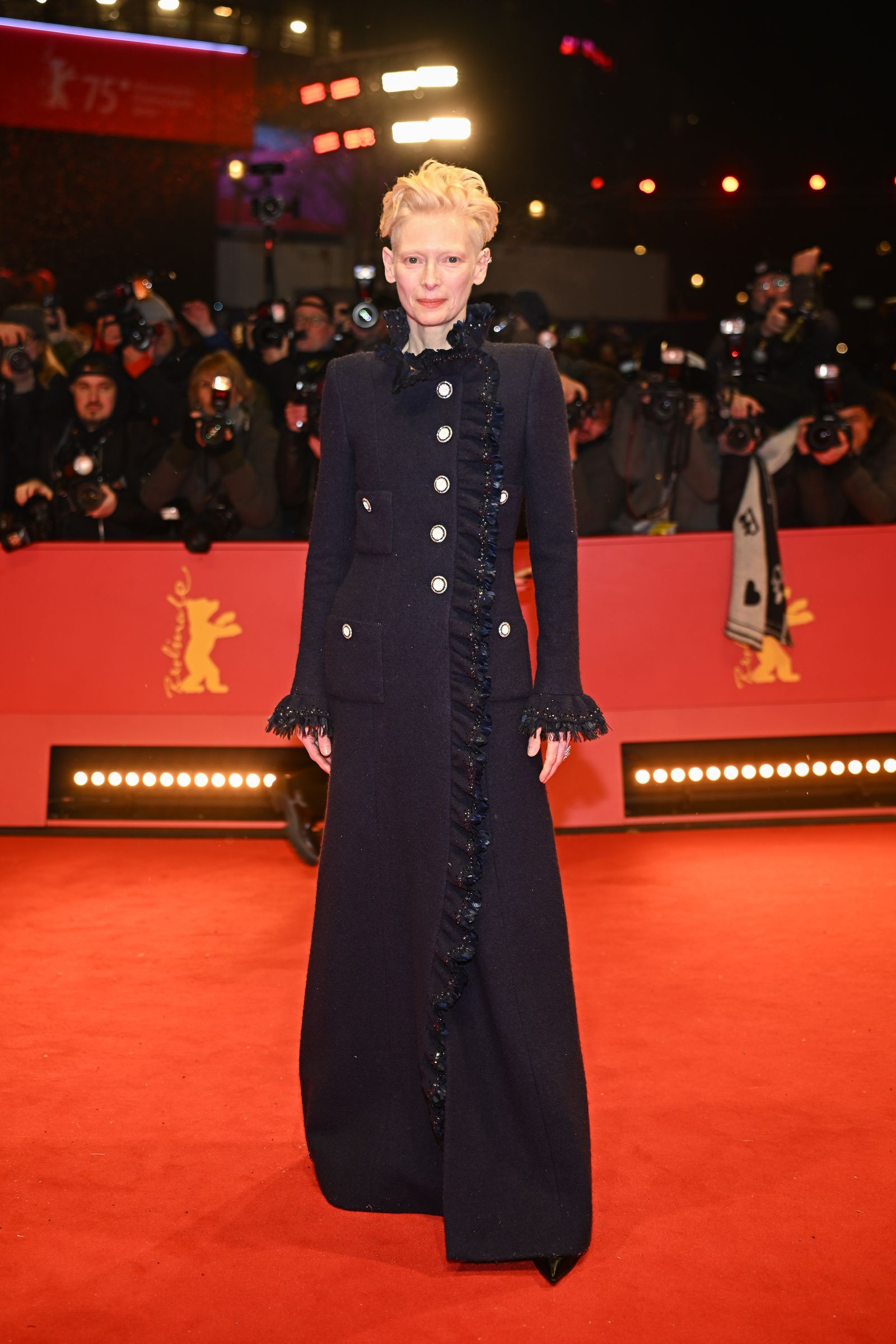 Tilda Swinton na czerwonym dywanie przed otwarciem Berlinale 2025. (Fot. Stephane Cardinale - Corbis/Getty Images)