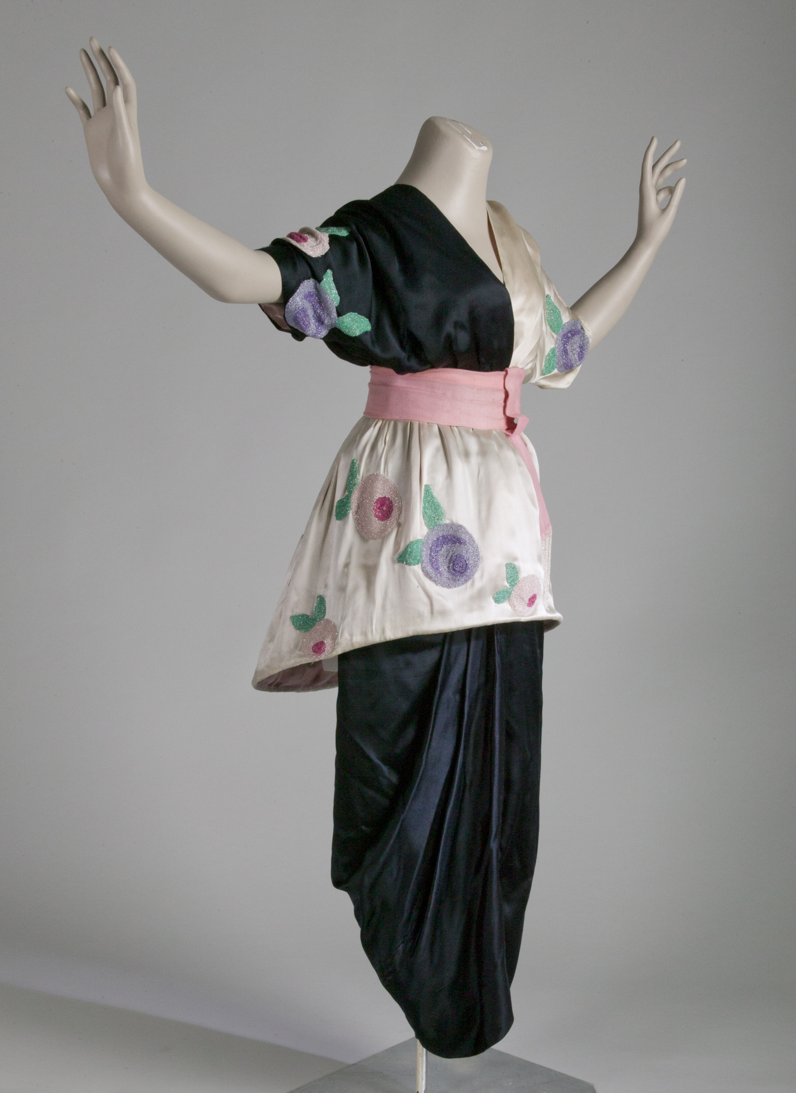 Sorbet evening dress z 1913 roku, którą zaprojektował Paul Poiret. Uszyta została z jedwabnej satynym szyfonu i ozdobiona szklanymi kamieniami. (Fot. Chicago History Museum/Getty Images)