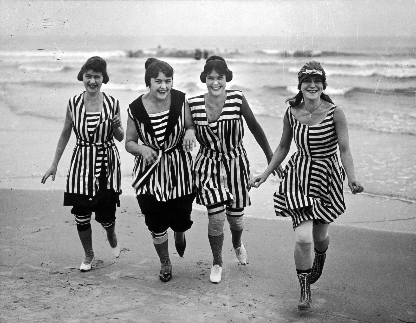 Roześmiane dziewczyny w kostiumach kąpielowych na plaży około 1915 roku (Fot. Harold M. Lambert/Lambert/Getty Images)