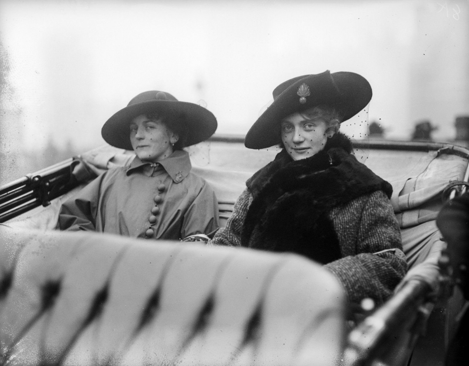 Dwie francuzkie dziewczyny na wycieczce do Londynu w 1916 roku (Fot. Topical Press Agency/Getty Images)