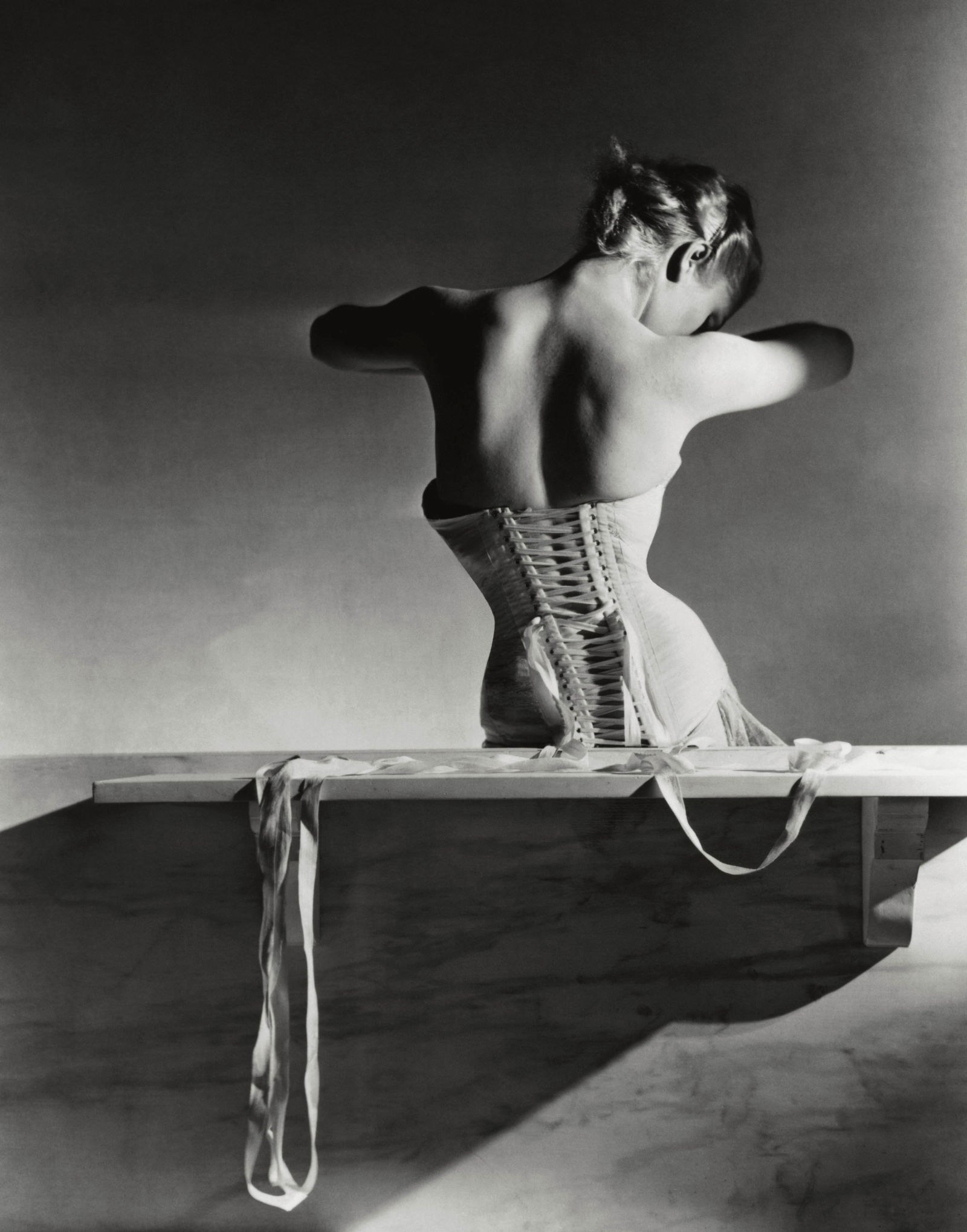 „Gorset Mainbocher” (Fot. Horst P. Horst/Condé Nast via Getty Images)