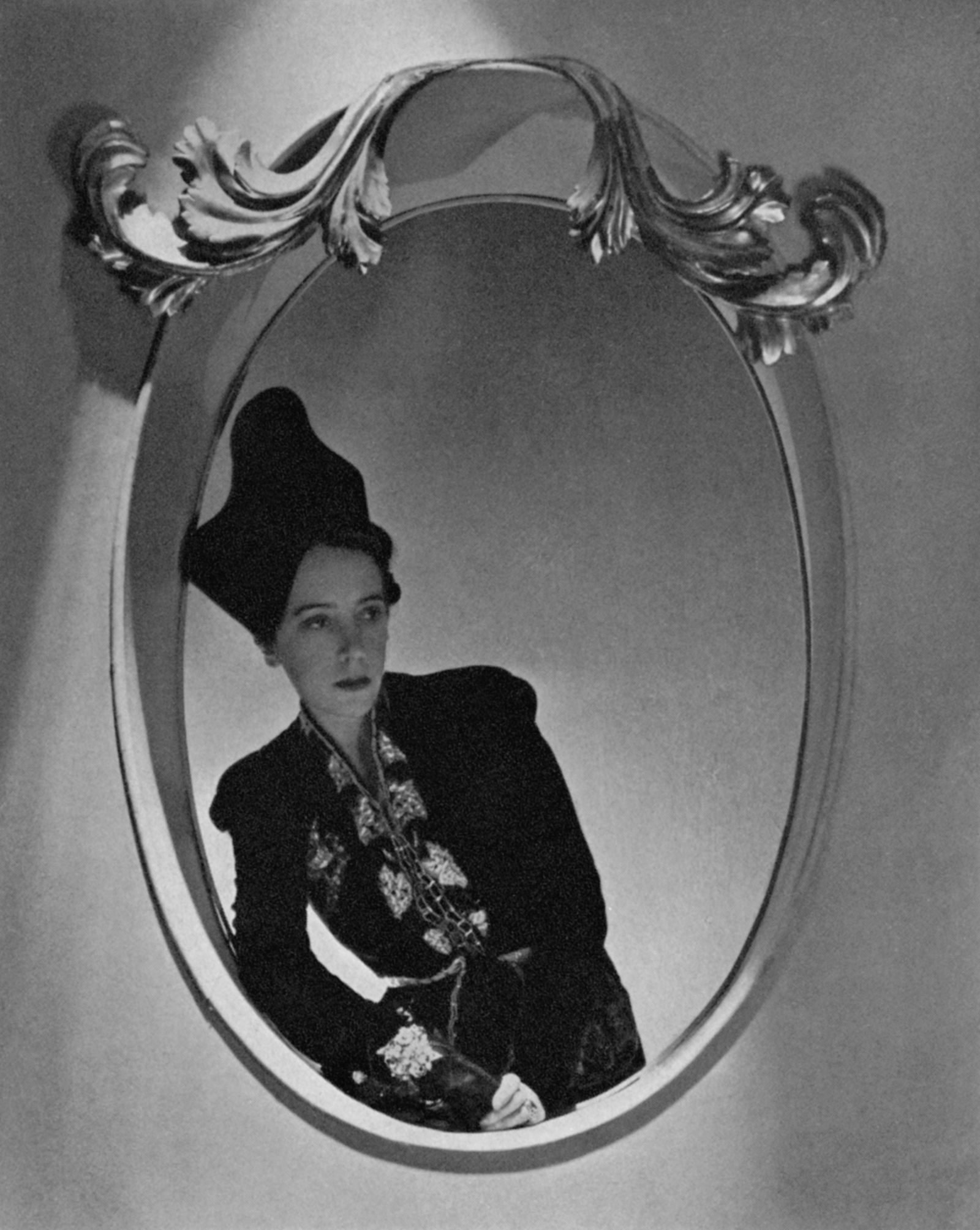 Vogue 1937, Elsa Schiaparelli w lustrze (Fot.Horst P. Horst/Conde Nast/Getty Images)